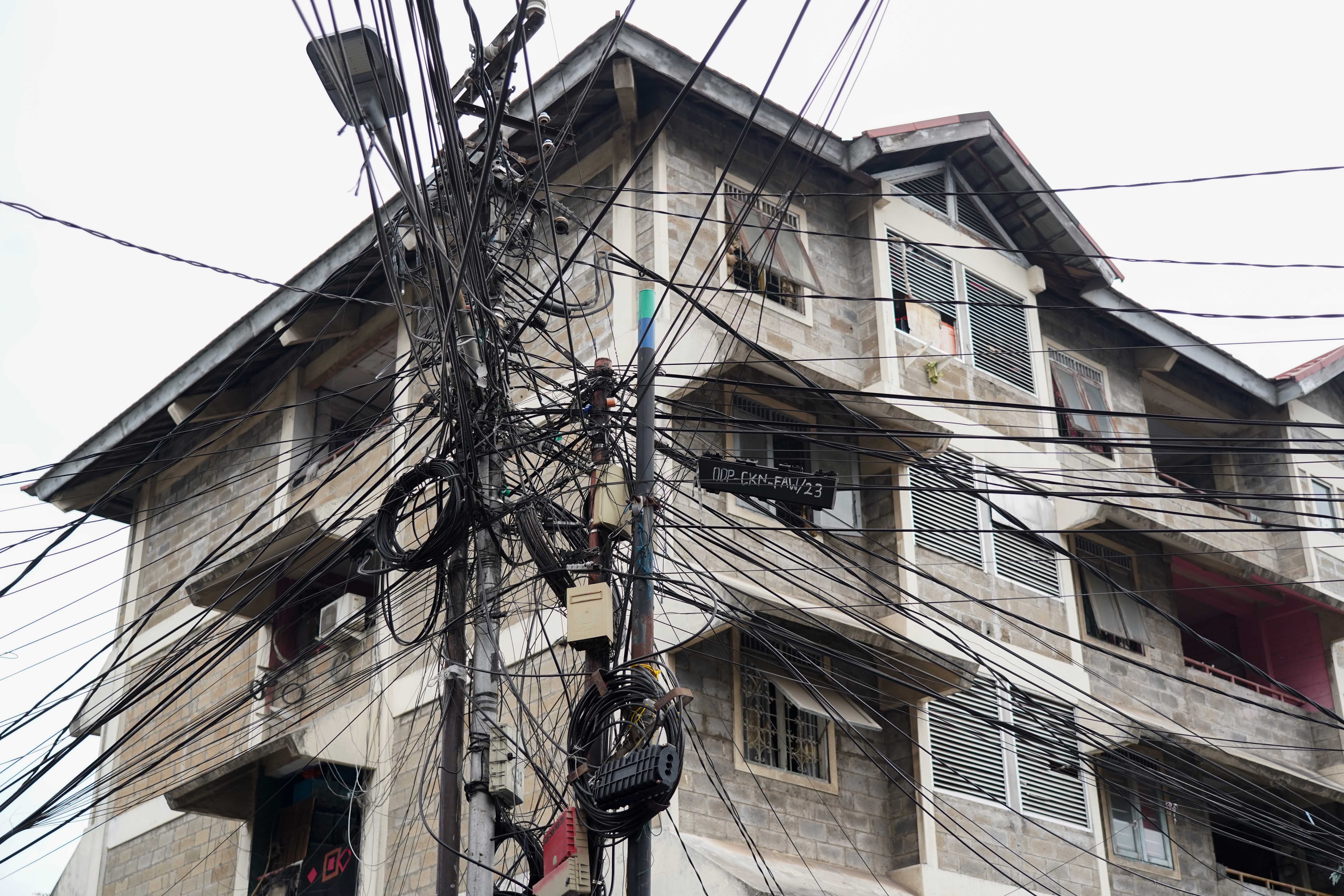 Kabel semrawut yang berada di kawasan Jalan Lontar Raya, Kebon Kacang, Tanah Abang, Jakarta Pusat, Rabu (30/9/2026). Pemerintah Provinsi DKI Jakarta menargetkan seluruh kabel udara di Ibu Kota dapat diturunkan ke bawah tanah dalam lima tahun ke depan sebagai upaya memperbaiki wajah kota agar lebih rapi, aman dan nyaman bagi masyarakat.