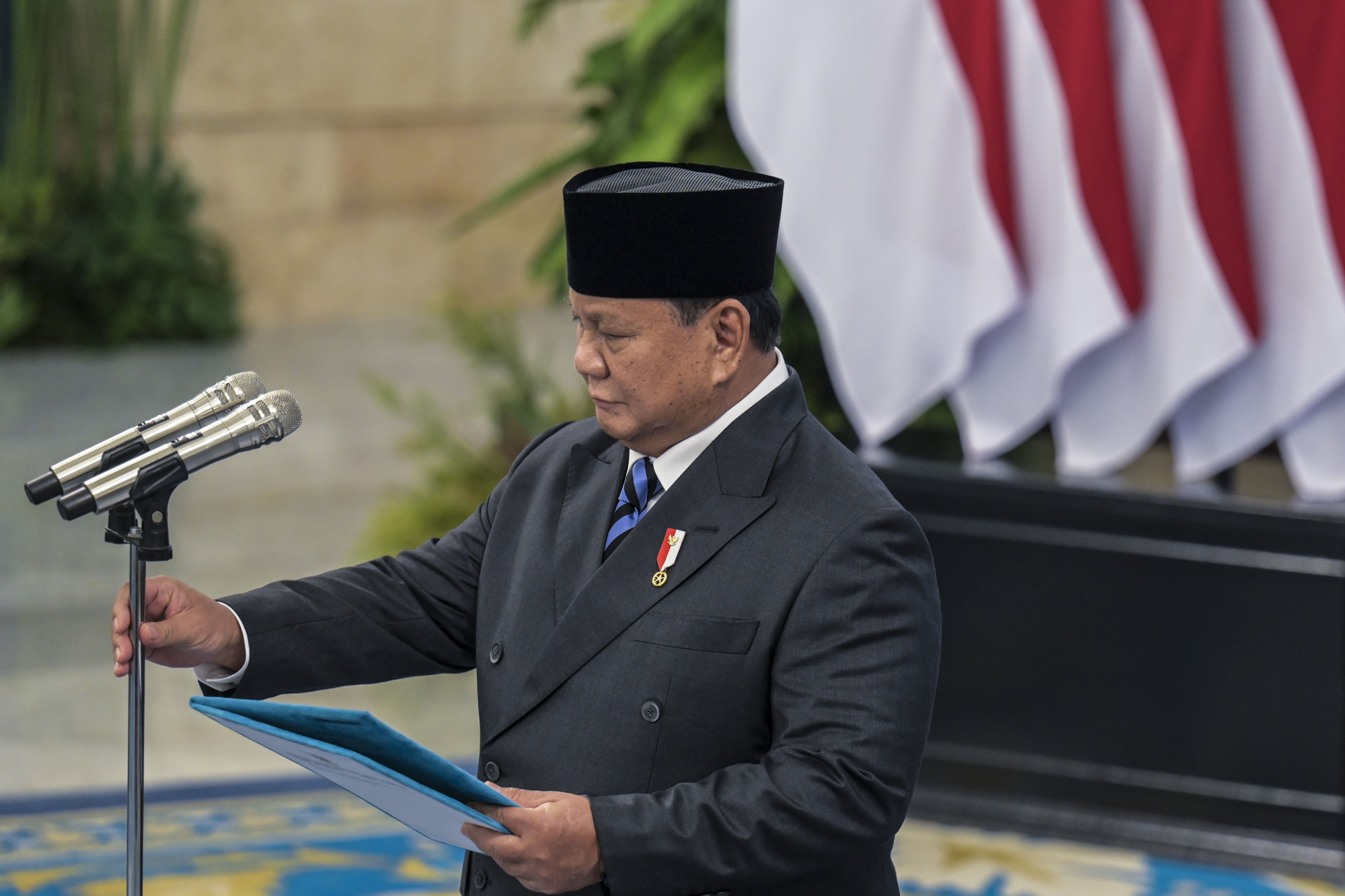 Presiden Prabowo Subianto bersiap melantik Menteri, Wamen dan Kepala Lembaga Kabinet Merah Putih di Istana Negara, Jakarta, Kamis (1/10/2026). Presiden Prabowo Subianto melantik sejumlah Menteri dan Wakil menteri serta Kepala Badan, Kapolri dan Wakapolri, Ketua dan Anggota Ombudsman.
