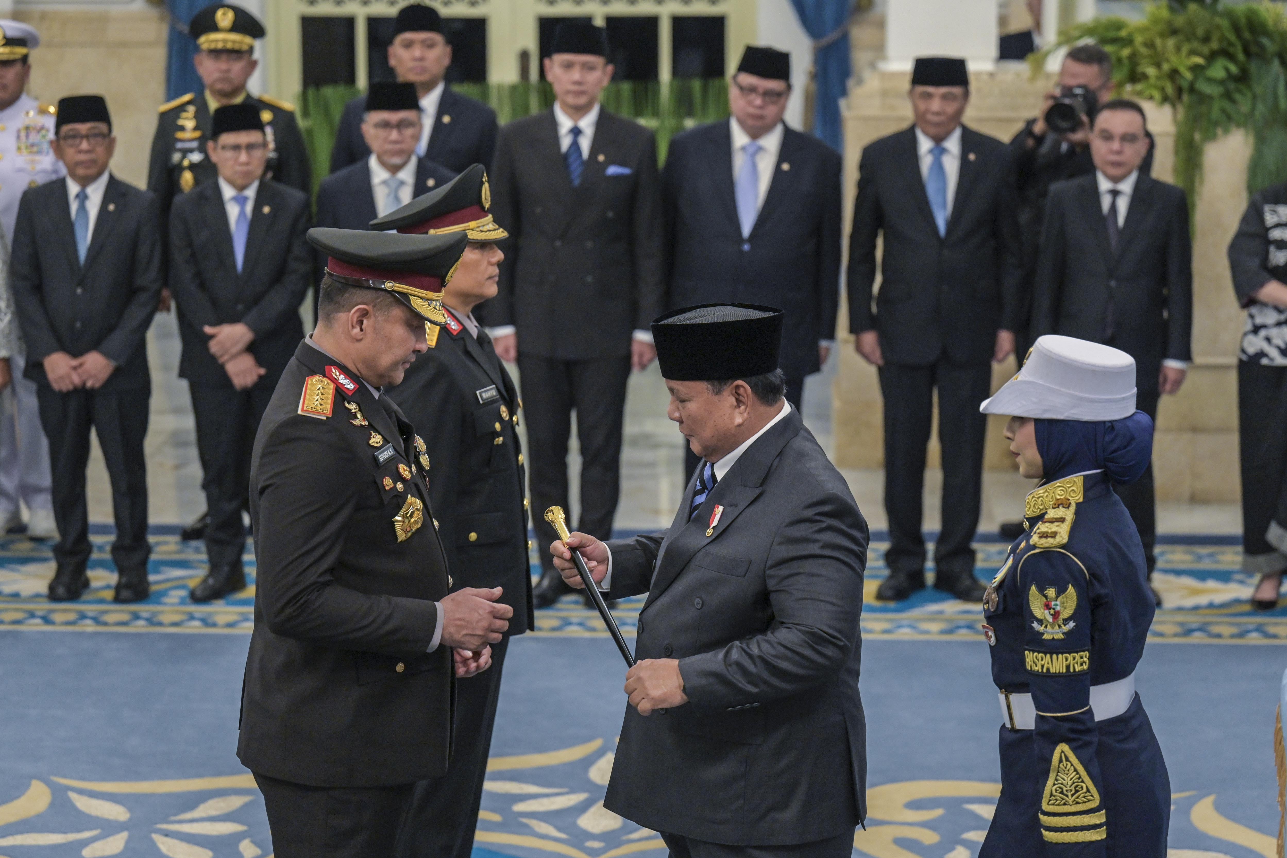 Presiden Prabowo Subianto (kanan) menyerahkan tongkat komando saat melantik Kapolri Jenderal Pol. Suyudi Ario Seto (kiri) bersama Wakapolri Komjen Pol. Wahyu Hadiningrat (kedua kiri) di Istana Negara, Jakarta, Kamis (1/10/2026). Jenderal Pol. Suyudi Ario Seto dilantik menjadi Kepala Kepolisian Negara Republik Indonesia (Kapolri) menggantikan Jenderal Listyo Sigit Prabowo dan melantik Komjen Pol Wahyu Hadiningrat sebagai Wakil Kepala Polri (Wakapolri) menggantikan Komjen Pol. Dedi Prasetyo.