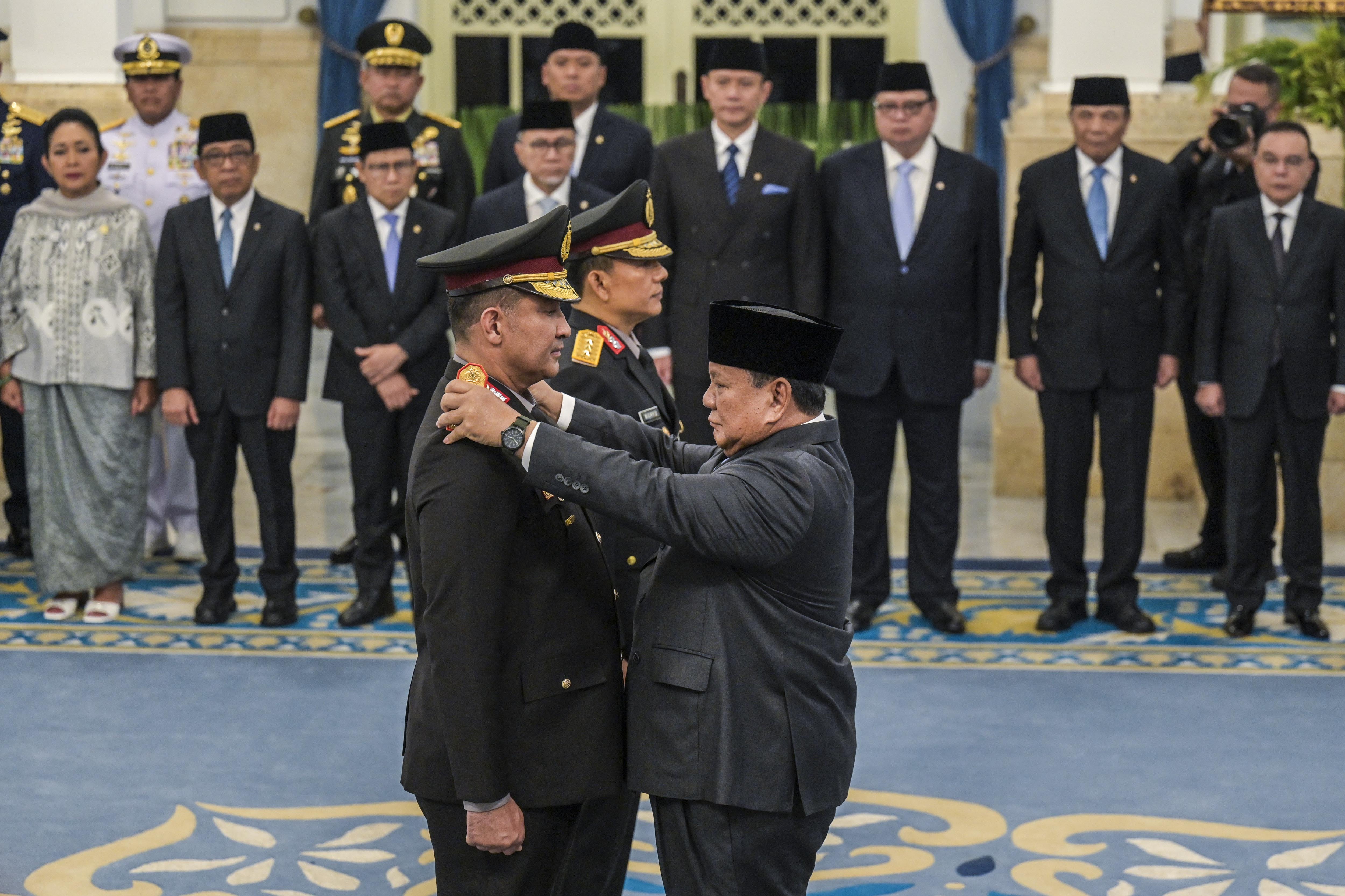 Presiden Prabowo Subianto (kanan) menyematkan tanda pangkat saat mellantik Kapolri Jenderal Pol. Suyudi Ario Seto (kiri) bersama Wakapolri Komjen Pol. Wahyu Hadiningrat (kedua kiri) di Istana Negara, Jakarta, Kamis (1/10/2026). Presiden Prabowo Subianto melantik Jenderal Pol. Suyudi Ario Seto menjadi Kepala Kepolisian Negara Republik Indonesia (Kapolri) menggantikan Jenderal Listyo Sigit Prabowo dan melantik Komjen Pol Wahyu Hadiningrat sebagai Wakil Kepala Polri (Wakapolri) menggantikan Komjen Pol. Dedi P