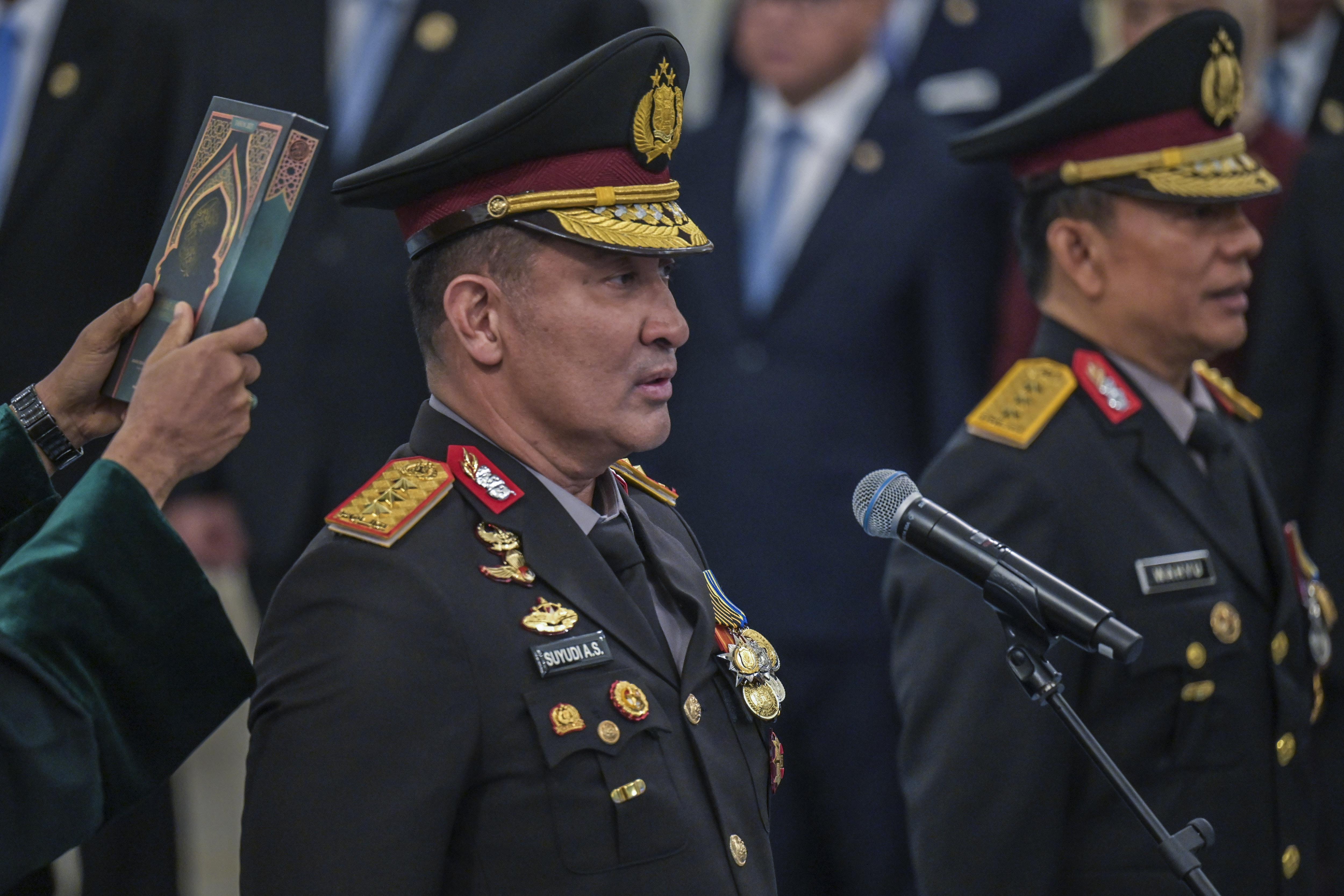 Kapolri Jenderal Pol. Suyudi Ario Seto (kiri) bersama Wakapolri Komjen Pol. Wahyu Hadiningrat (kanan) mengucapkan sumpah saat pelantikan Kapolri dan Wakapolri di Istana Negara, Jakarta, Kamis (1/10/2026). Presiden Prabowo Subianto melantik Jenderal Pol. Suyudi Ario Seto menjadi Kepala Kepolisian Negara Republik Indonesia (Kapolri) menggantikan Jenderal Listyo Sigit Prabowo dan melantik Komjen Pol Wahyu Hadiningrat sebagai Wakil Kepala Polri (Wakapolri) menggantikan Komjen Pol. Dedi Prasetyo. 