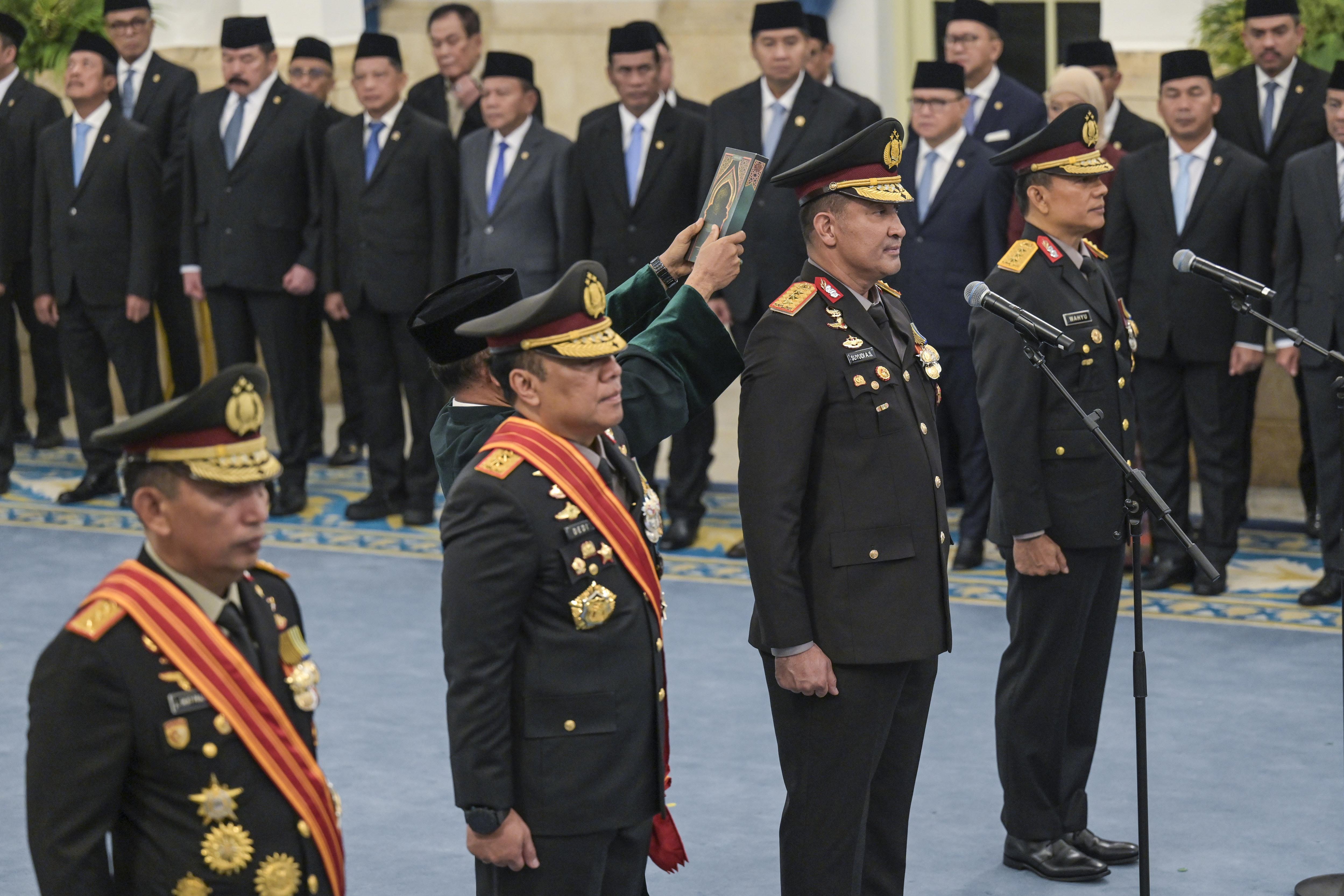Pejabat baru Kapolri Jenderal Pol. Suyudi Ario Seto (kedua kanan) bersama pejabat baru Wakapolri Komjen Pol. Wahyu Hadiningrat (kanan) dan pejabat lama Kapolri Jenderal Listyo Sigit Prabowo (kiri) bersama pejabat lama Wakapolri Komjen Pol. Dedi Prasetyo (kedua kiri) mengikuti pelantikan Kapolri dan Wakapolri di Istana Negara, Jakarta, Kamis (1/10/2026). 