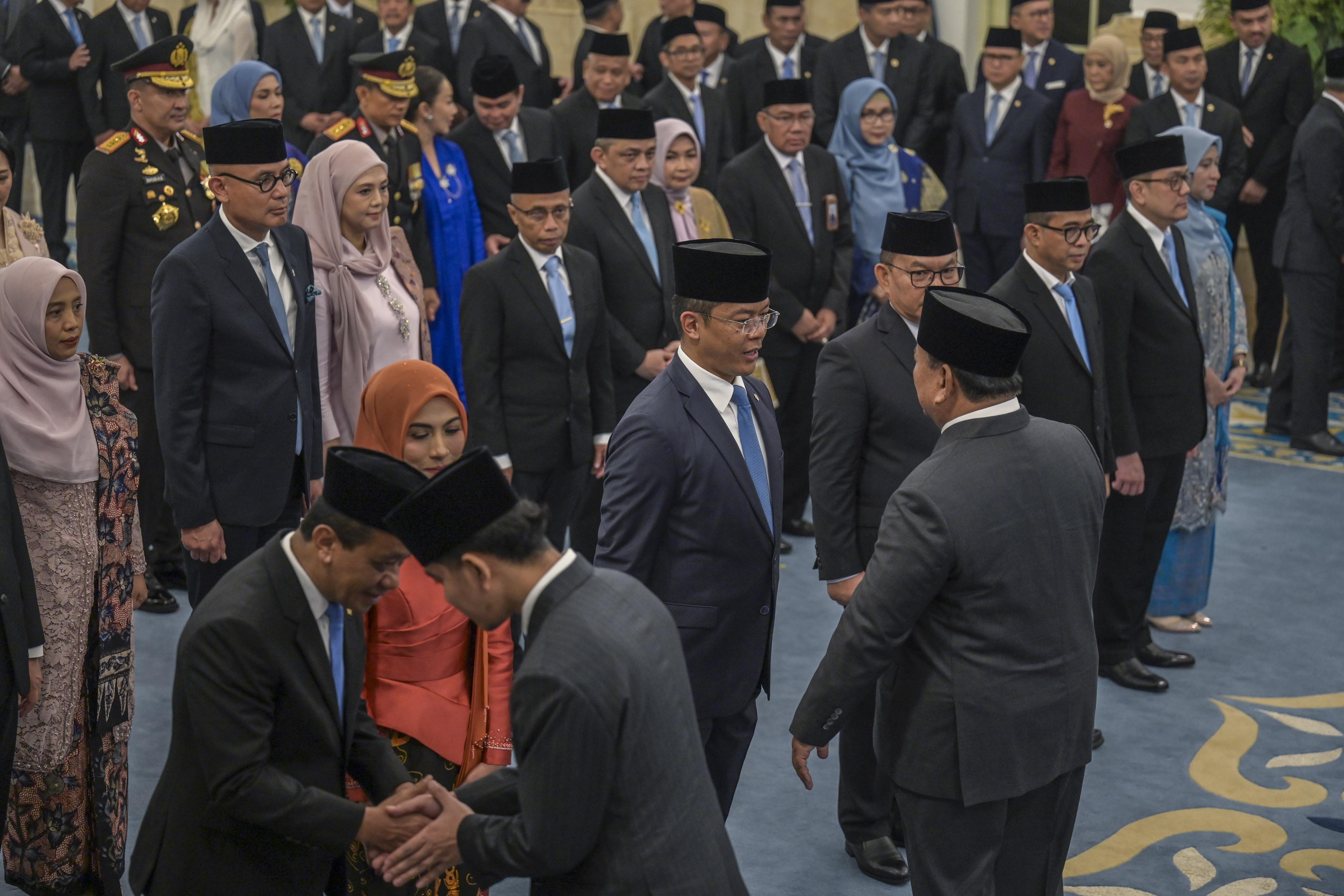 Presiden Prabowo Subianto (kanan) didampingi Wakil Presiden Gibran Rakabuming Raka (kedua kiri) menyalami sejumlah Menteri, Wamen dan Kepala Lembaga Kabinet Merah Putih di Istana Negara, Jakarta, Kamis (1/10/2026). Presiden Prabowo Subianto melantik sejumlah Menteri dan Wakil menteri serta Kepala Badan, Kapolri dan Wakapolri, Ketua dan Anggota Ombudsman.