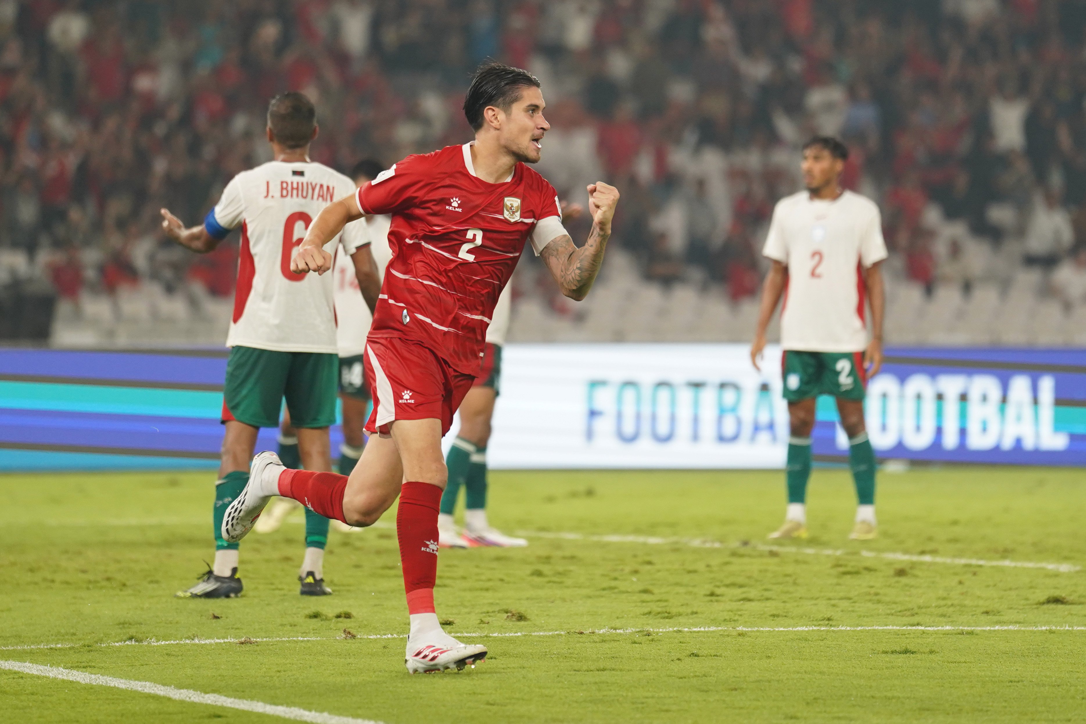 Pesepak bola Timnas Indonesia Kevin Diks berselebrasi usai mencetak gol ke gawang Timnas Bangladesh saat bertanding pada FIFA ASEAN Cup 2026 di Stadion Utama Gelora Bung Karno, Jakarta, Kamis (1/10/2026). Pertandingan tersebut dimenangkan oleh Timnas Indonesia dengan skor 9-2 dan memastikan skuad asuhan pelatih John Herdman melaju ke babak final. 