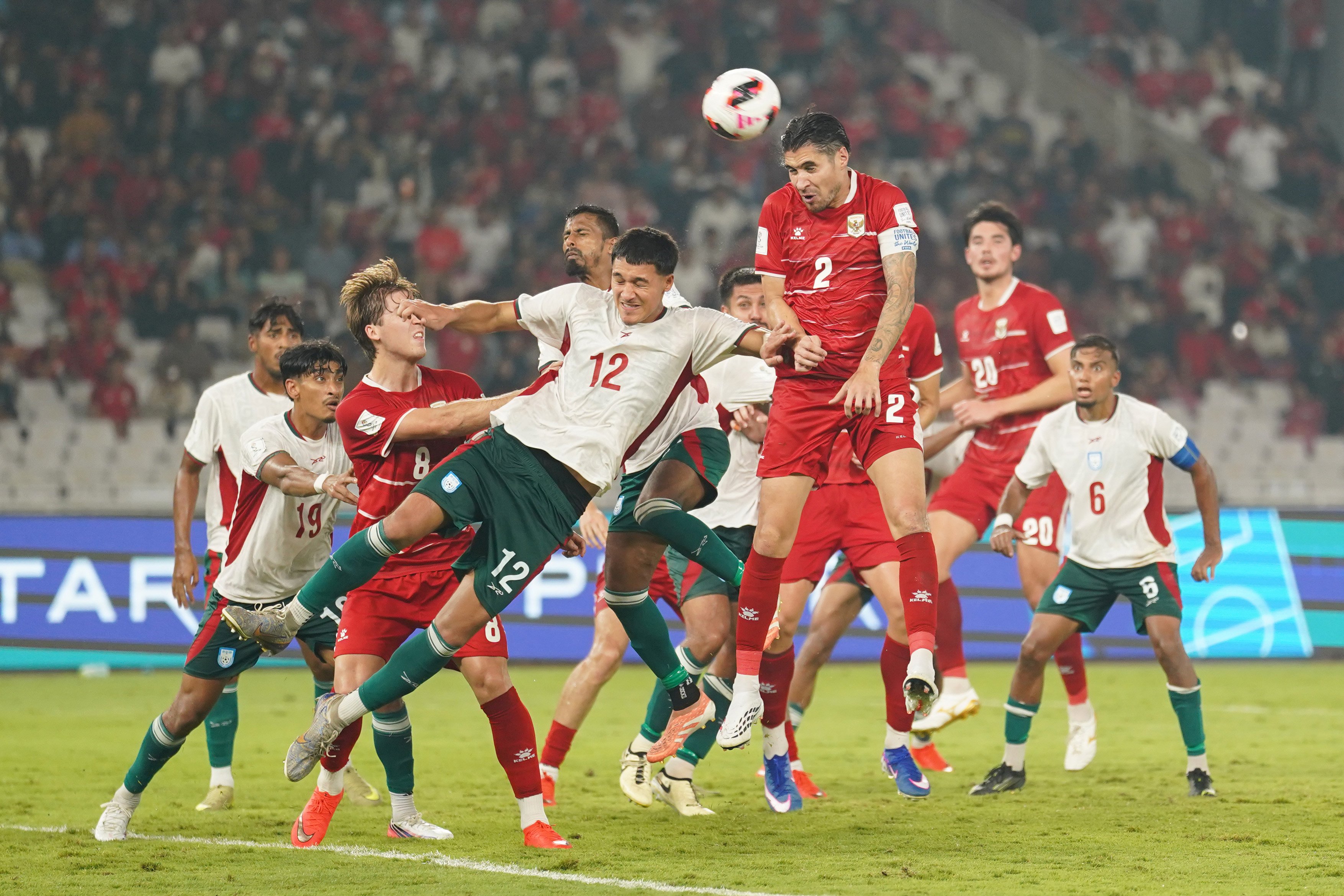 Pesepak bola Timnas Indonesia Kevin Diks (ketiga kanan) menyundul bola ke gawang Timnas Bangladesh saat bertanding pada FIFA ASEAN Cup 2026 di Stadion Utama Gelora Bung Karno, Jakarta, Kamis (1/10/2026). Pertandingan tersebut dimenangkan oleh Timnas Indonesia dengan skor 9-2 dan memastikan skuad asuhan pelatih John Herdman melaju ke babak final. 