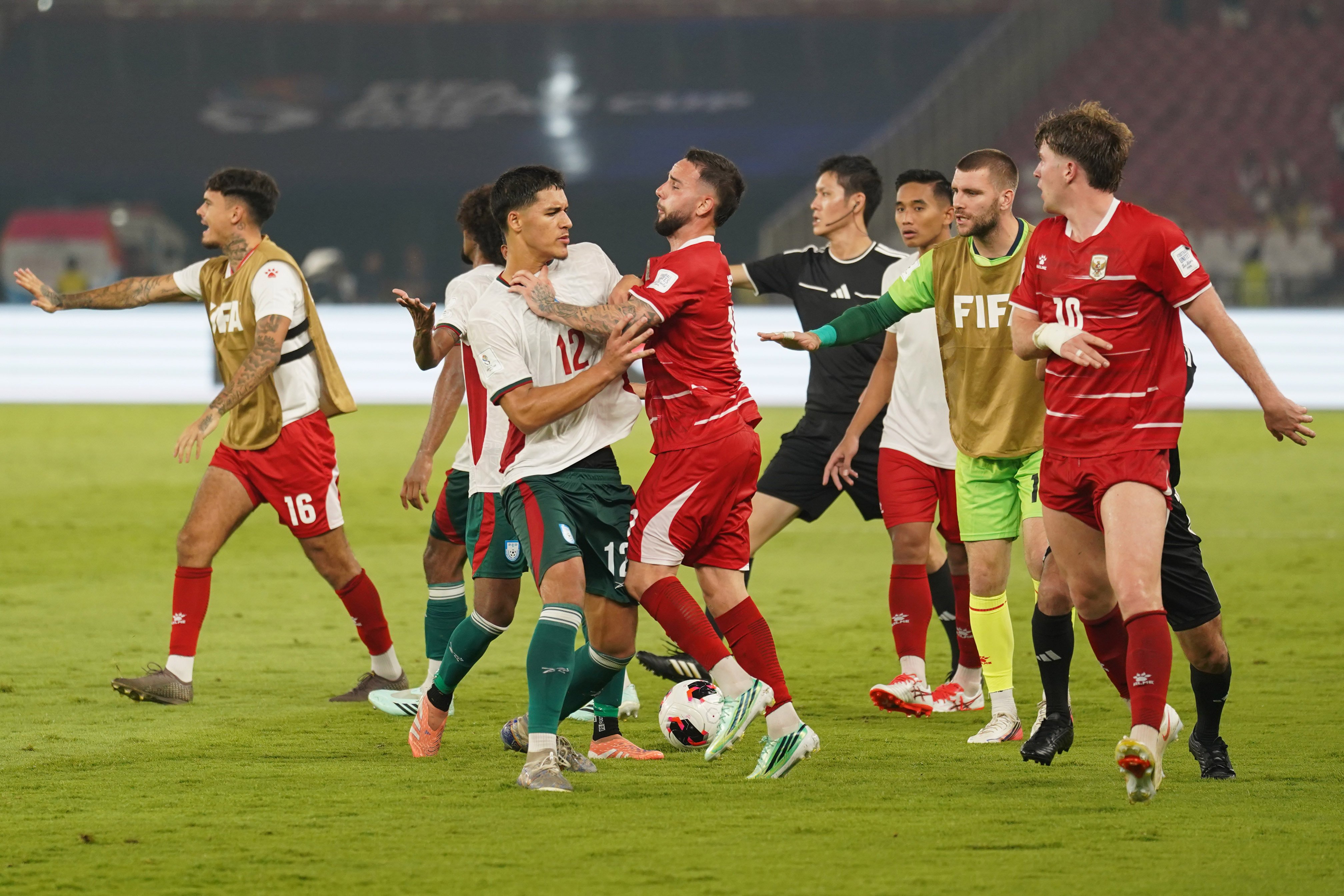 Pesepak bola Timnas Indonesia Calvin Verdonk (tengah) bersitegang dengan pesepak bola Timnas Bangladesh Zidane Yousuf (kedua kiri) saat bertanding pada FIFA ASEAN Cup 2026 di Stadion Utama Gelora Bung Karno, Jakarta, Kamis (1/10/2026). Pertandingan tersebut dimenangkan oleh Timnas Indonesia dengan skor 9-2 dan memastikan skuad asuhan pelatih John Herdman melaju ke babak final. 