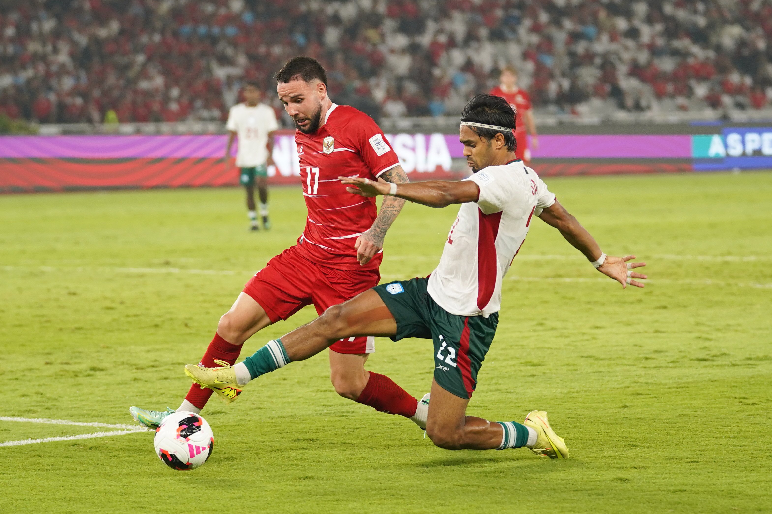 Pesepak bola Timnas Indonesia Calvin Verdonk (kiri) berebut bola dengan pesepak bola Timnas Bangladesh Saad Uddin saat bertanding pada FIFA ASEAN Cup 2026 di Stadion Utama Gelora Bung Karno, Jakarta, Kamis (1/10/2026). Pertandingan tersebut dimenangkan oleh Timnas Indonesia dengan skor 9-2 dan memastikan skuad asuhan pelatih John Herdman melaju ke babak final.