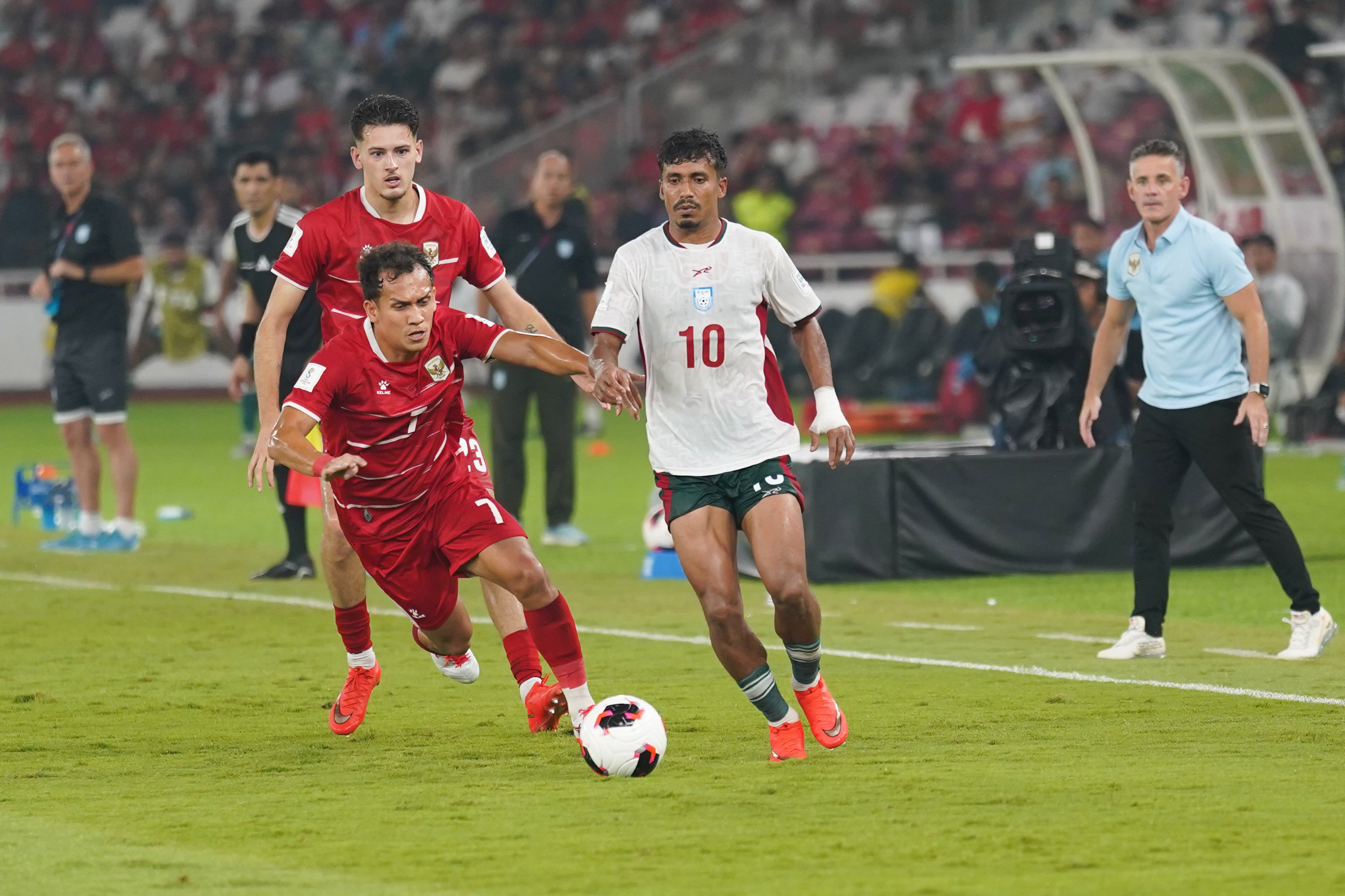 Pesepak bola Timnas Indonesia Egy Maulana Vikri (kiri) berebut bola dengan pesepak bola Timnas Bangladesh Rakib Hossain (tengah) saat bertanding pada FIFA ASEAN Cup 2026 di Stadion Utama Gelora Bung Karno, Jakarta, Kamis (1/10/2026). Pertandingan tersebut dimenangkan oleh Timnas Indonesia dengan skor 9-2 dan memastikan skuad asuhan pelatih John Herdman melaju ke babak final. 