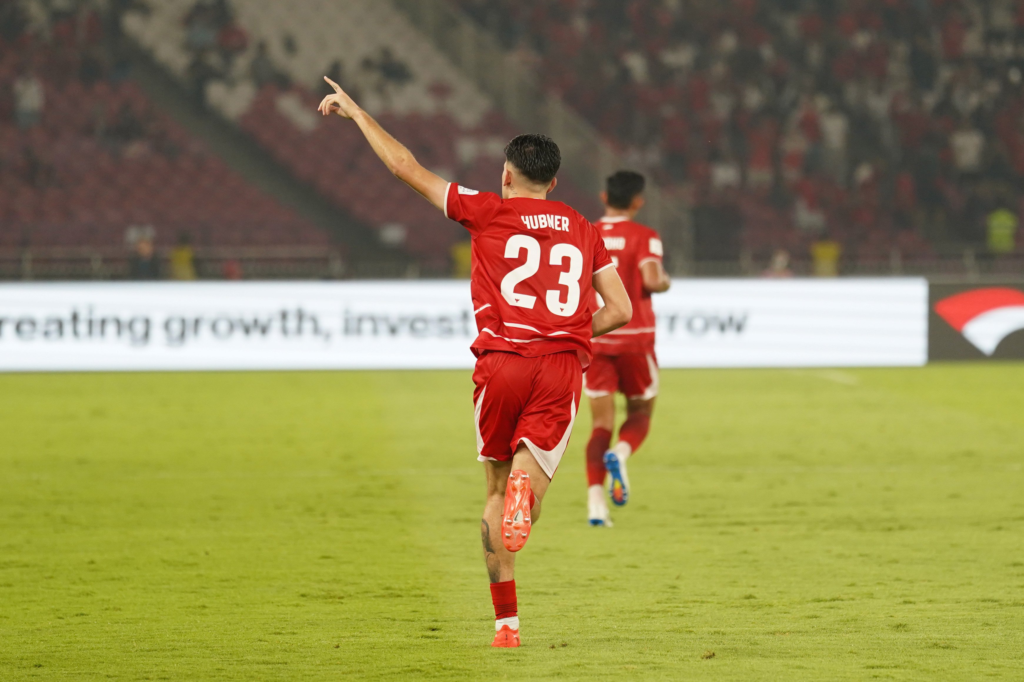 Pesepak bola Timnas Indonesia Justin Hubner berselebrasi usai mencetak gol ke gawang Timnas Bangladesh saat bertanding pada FIFA ASEAN Cup 2026 di Stadion Utama Gelora Bung Karno, Jakarta, Kamis (1/10/2026). Pertandingan tersebut dimenangkan oleh Timnas Indonesia dengan skor 9-2 dan memastikan skuad asuhan pelatih John Herdman melaju ke babak final. 