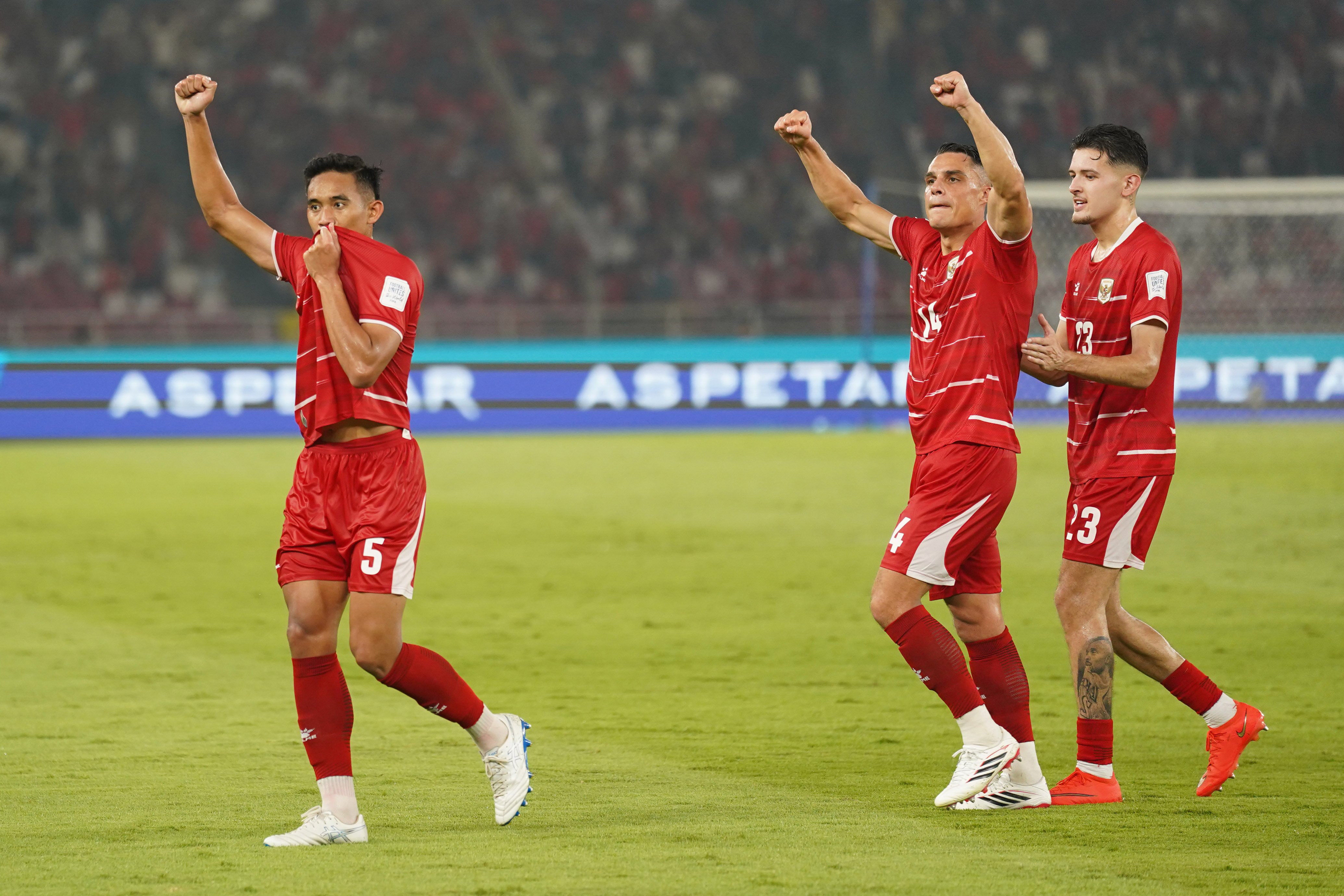 Pesepak bola Timnas Indonesia Rizky Ridho (kiri) bersama Joey Pelupessy (tengah) dan Justin Hubner berselebrasi usai mencetak gol ke gawang Timnas Bangladesh saat bertanding pada FIFA ASEAN Cup 2026 di Stadion Utama Gelora Bung Karno, Jakarta, Kamis (1/10/2026). Pertandingan tersebut dimenangkan oleh Timnas Indonesia dengan skor 9-2 dan memastikan skuad asuhan pelatih John Herdman melaju ke babak final. 