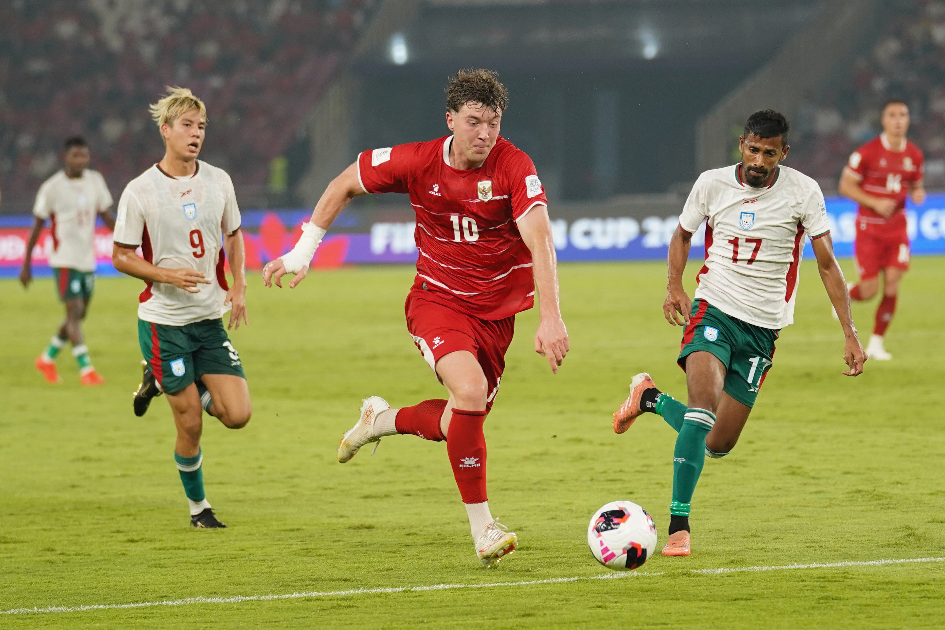 Pesepak bola Timnas Indonesia Ole Romeny (tengah) membawa bola yang dikawal oleh pesepak bola Timnas Bangladesh Sohel Rana (kanan) saat bertanding pada FIFA ASEAN Cup 2026 di Stadion Utama Gelora Bung Karno, Jakarta, Kamis (1/10/2026). Pertandingan tersebut dimenangkan oleh Timnas Indonesia dengan skor 9-2 dan memastikan skuad asuhan pelatih John Herdman melaju ke babak final. 