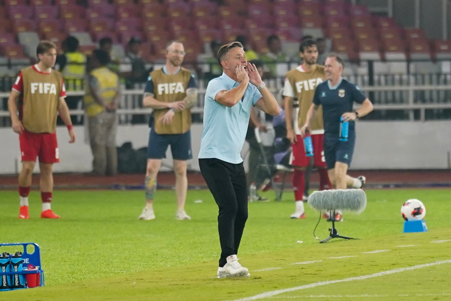 Pelatih Timnas Indonesia John Herdman (tengah) memberikan arahan kepada pesepak bola Timnas Indonesia yang bertanding melawan Timnas Bangladesh pada FIFA ASEAN Cup 2026 di Stadion Utama Gelora Bung Karno, Jakarta, Kamis (1/10/2026). Pertandingan tersebut dimenangkan oleh Timnas Indonesia dengan skor 9-2 dan memastikan skuad asuhan pelatih John Herdman melaju ke babak final.