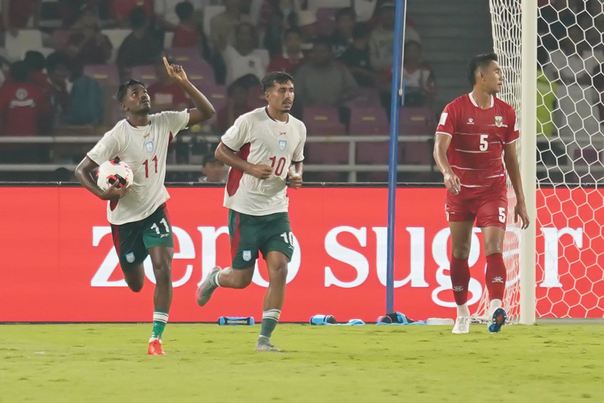 Pesepak bola Timnas Bangladesh Sahariar Emon (kiri) berselebrasi usai mencetak gol ke gawang Timnas Indonesia saat bertanding pada FIFA ASEAN Cup 2026 di Stadion Utama Gelora Bung Karno, Jakarta, Kamis (1/10/2026). Pertandingan tersebut dimenangkan oleh Timnas Indonesia dengan skor 9-2 dan memastikan skuad asuhan pelatih John Herdman melaju ke babak final.