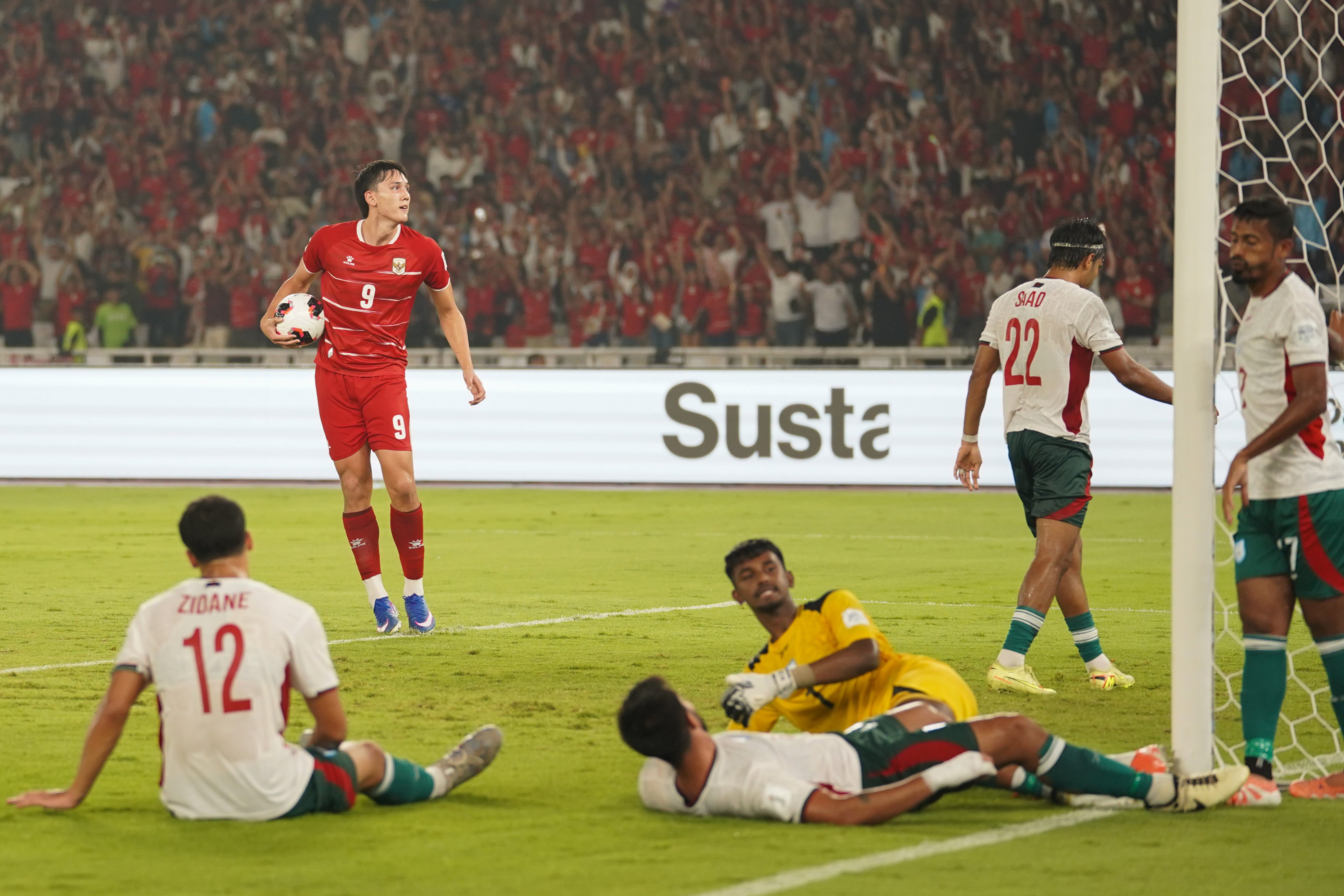 Pesepak bola Timnas Indonesia Mitchell Baker (kedua kiri) berselebrasi usai mencetak gol ke gawang Timnas Bangladesh saat bertanding pada FIFA ASEAN Cup 2026 di Stadion Utama Gelora Bung Karno, Jakarta, Kamis (1/10/2026). Pertandingan tersebut dimenangkan oleh Timnas Indonesia dengan skor 9-2 dan memastikan skuad asuhan pelatih John Herdman melaju ke babak final.