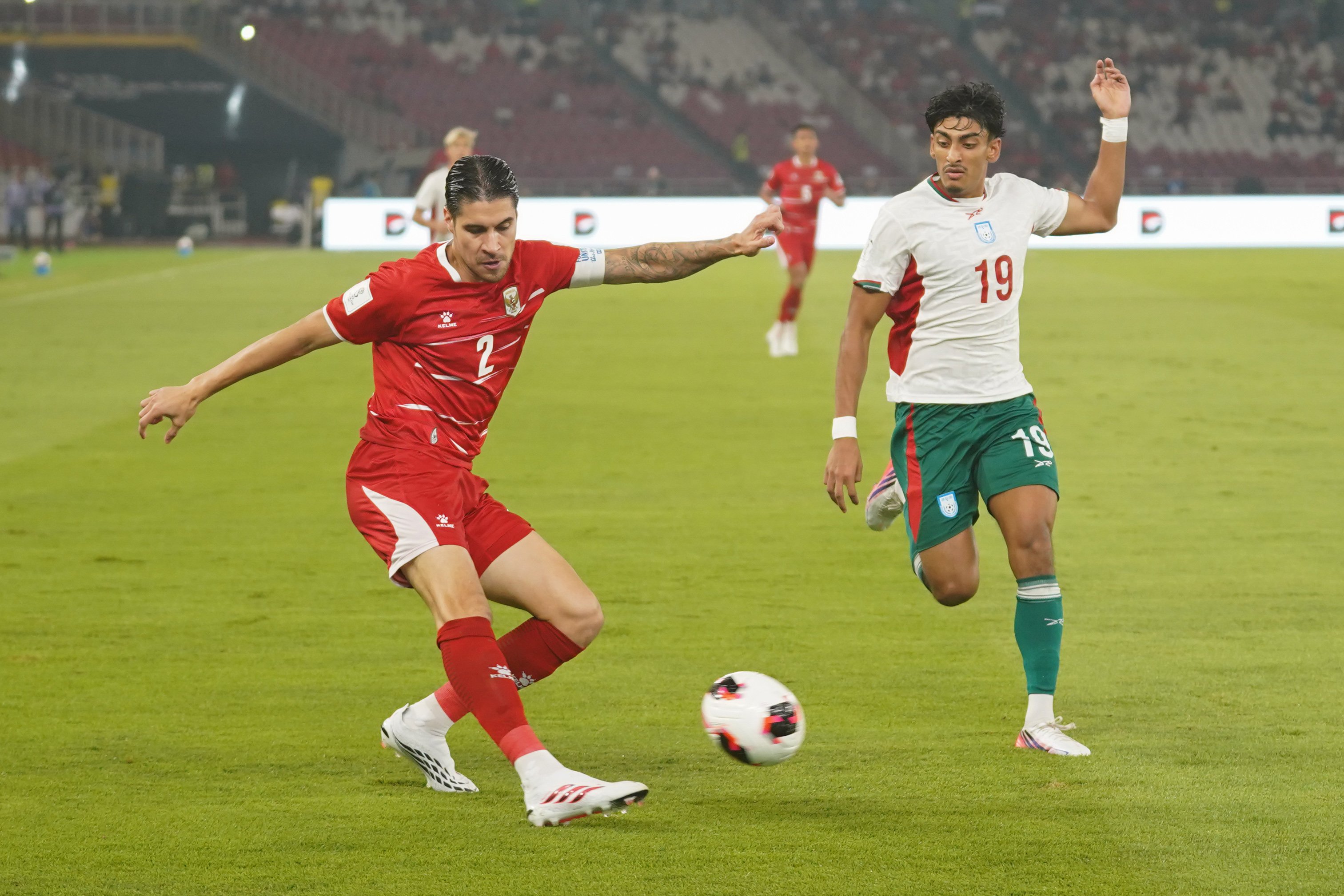 Pesepak bola Timnas Indonesia Kevin Diks (kiri) berebut bola dengan pesepak bola Timnas Bangladesh Zayyan Ahmed saat bertanding pada FIFA ASEAN Cup 2026 di Stadion Utama Gelora Bung Karno, Jakarta, Kamis (1/10/2026). Pertandingan tersebut dimenangkan oleh Timnas Indonesia dengan skor 9-2 dan memastikan skuad asuhan pelatih John Herdman melaju ke babak final.