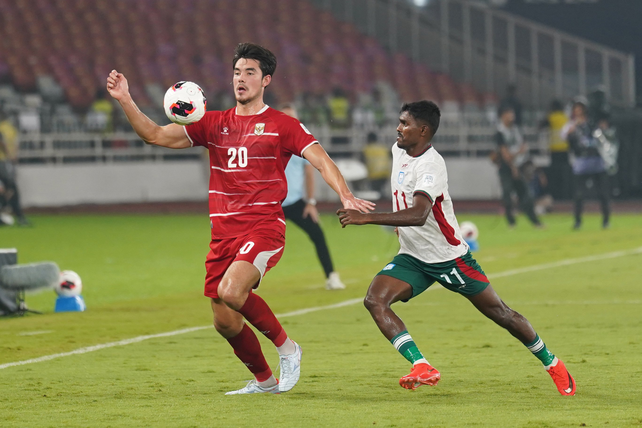 Pesepak bola Timnas Indonesia Elkan Baggott (kiri) berebut bola dengan pesepak bola Timnas Bangladesh Sahariar Emon saat bertanding pada FIFA ASEAN Cup 2026 di Stadion Utama Gelora Bung Karno, Jakarta, Kamis (1/10/2026). Pertandingan tersebut dimenangkan oleh Timnas Indonesia dengan skor 9-2 dan memastikan skuad asuhan pelatih John Herdman melaju ke babak final.