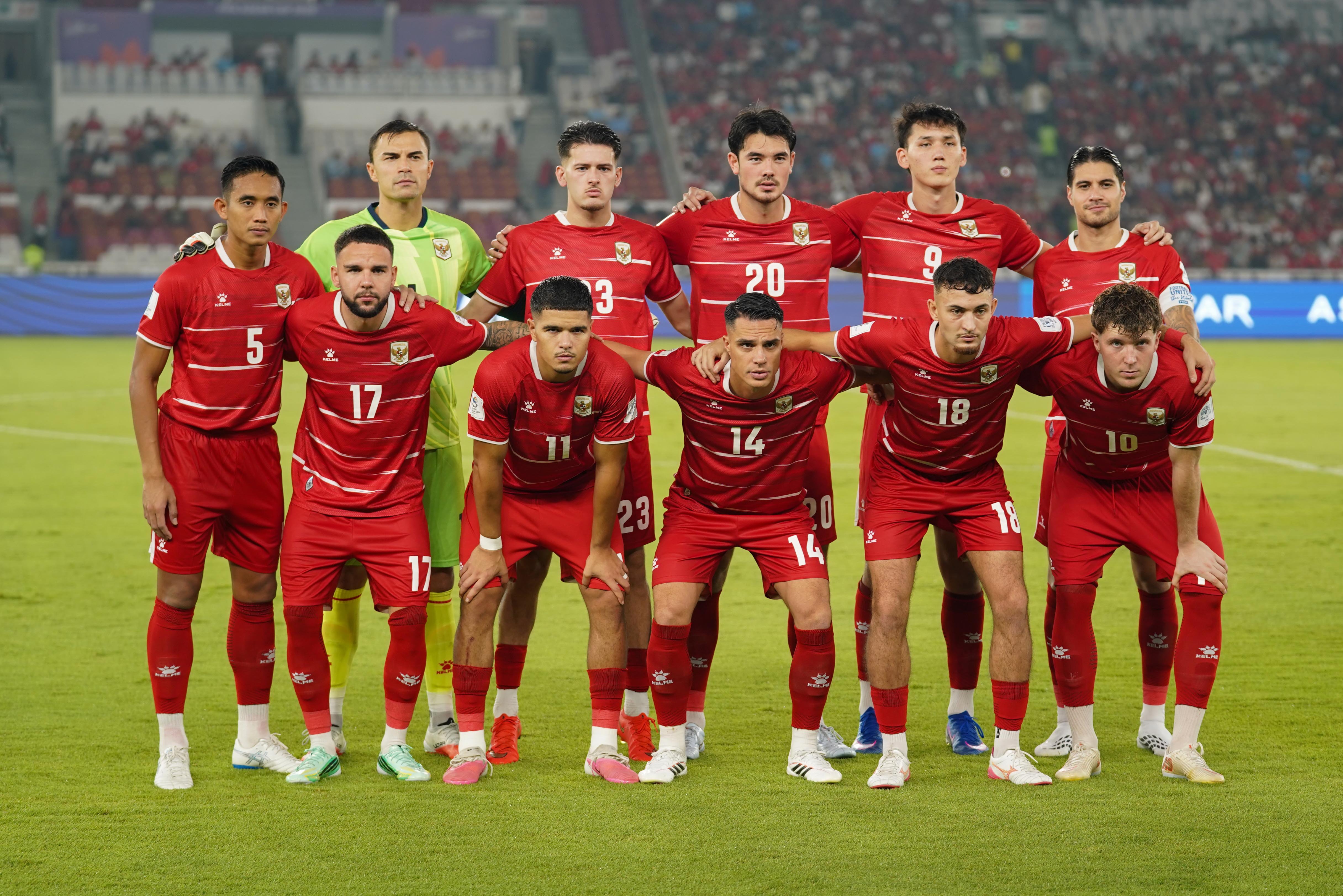 Pesepak bola Timnas Indonesia berfoto bersama sebelum bertanding melawan Timnas Bangladesh pada FIFA ASEAN Cup 2026 di Stadion Utama Gelora Bung Karno, Jakarta, Kamis (1/10/2026). Pertandingan tersebut dimenangkan oleh Timnas Indonesia dengan skor 9-2 dan memastikan skuad asuhan pelatih John Herdman melaju ke babak final.