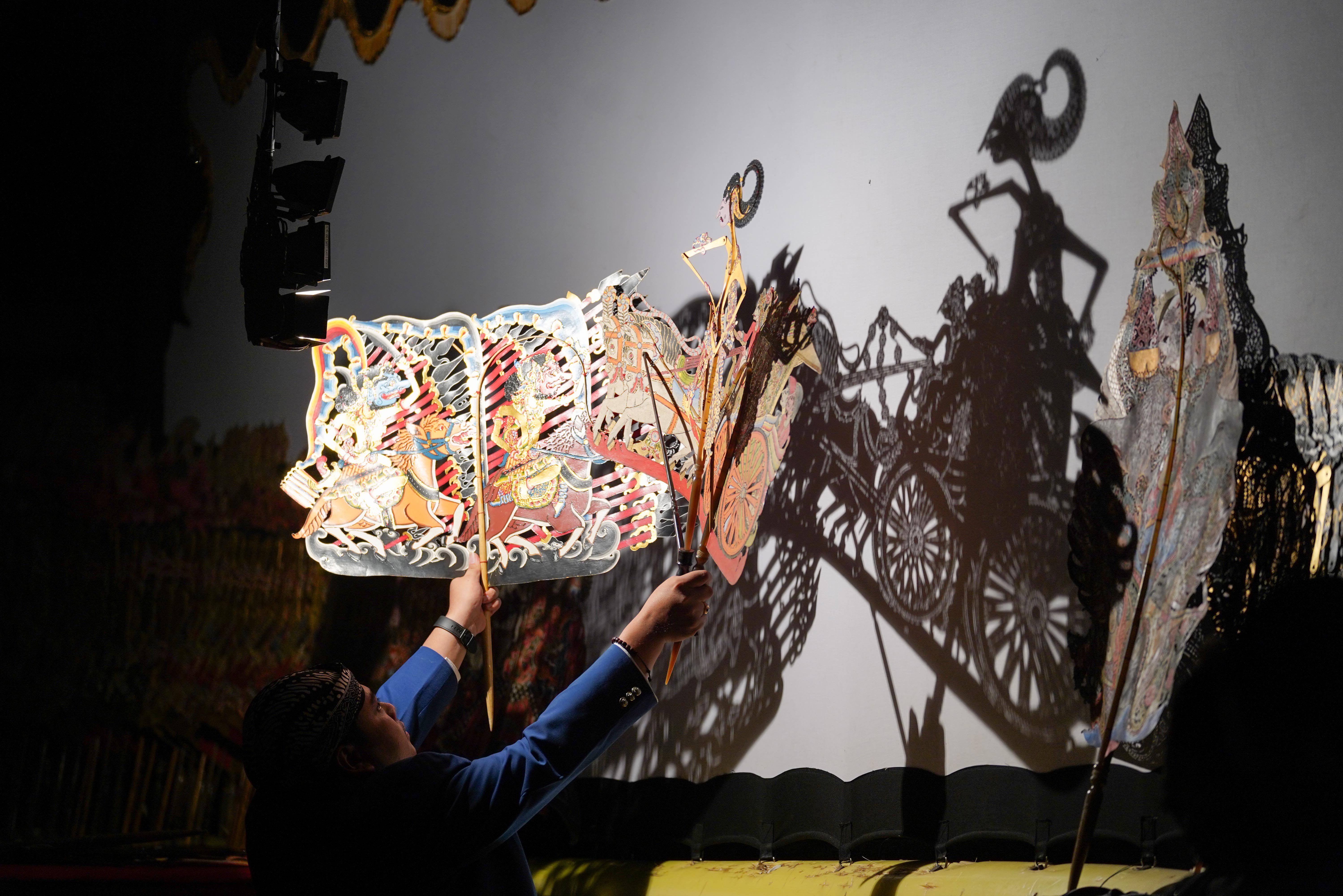 Dalang Ki Amar Pradopo memainkan wayang kulit saat pentas pada Katadata Financial Healing di Taman Literasi Martha Christina Tiahahu, Blok M, Jakarta Selatan, Sabtu (3/10/2026). Kegiatan yang merupakan rangkaian acara Bulan Inklusi Keuangan 2026 ini membahas tentang cara mengelola keuangan secara bijak di tengah pesatnya digitalisasi yang dikemas melalui diskusi, budaya, dan hiburan.