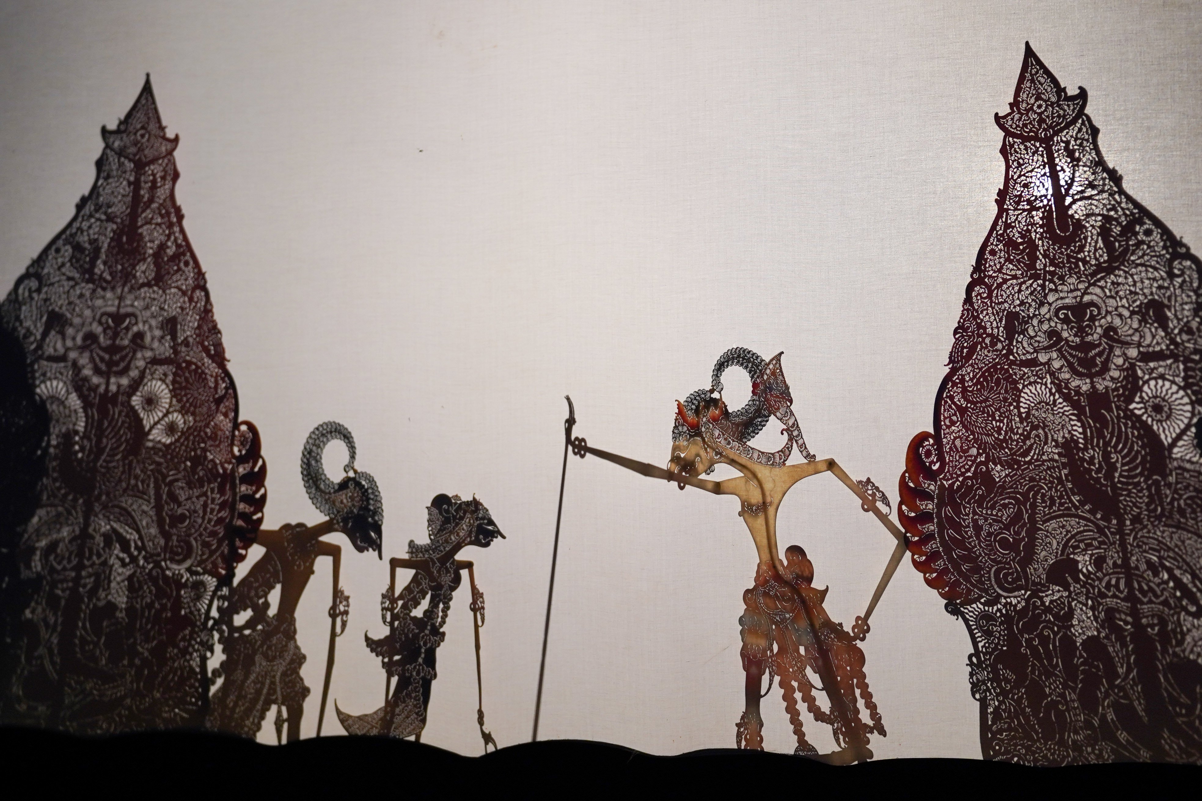 Wayang kulit yang dipertunjukan pada Katadata Financial Healing di Taman Literasi Martha Christina Tiahahu, Blok M, Jakarta Selatan, Sabtu (3/10/2026). Kegiatan yang merupakan rangkaian acara Bulan Inklusi Keuangan 2026 ini membahas tentang cara mengelola keuangan secara bijak di tengah pesatnya digitalisasi yang dikemas melalui diskusi, budaya, dan hiburan.