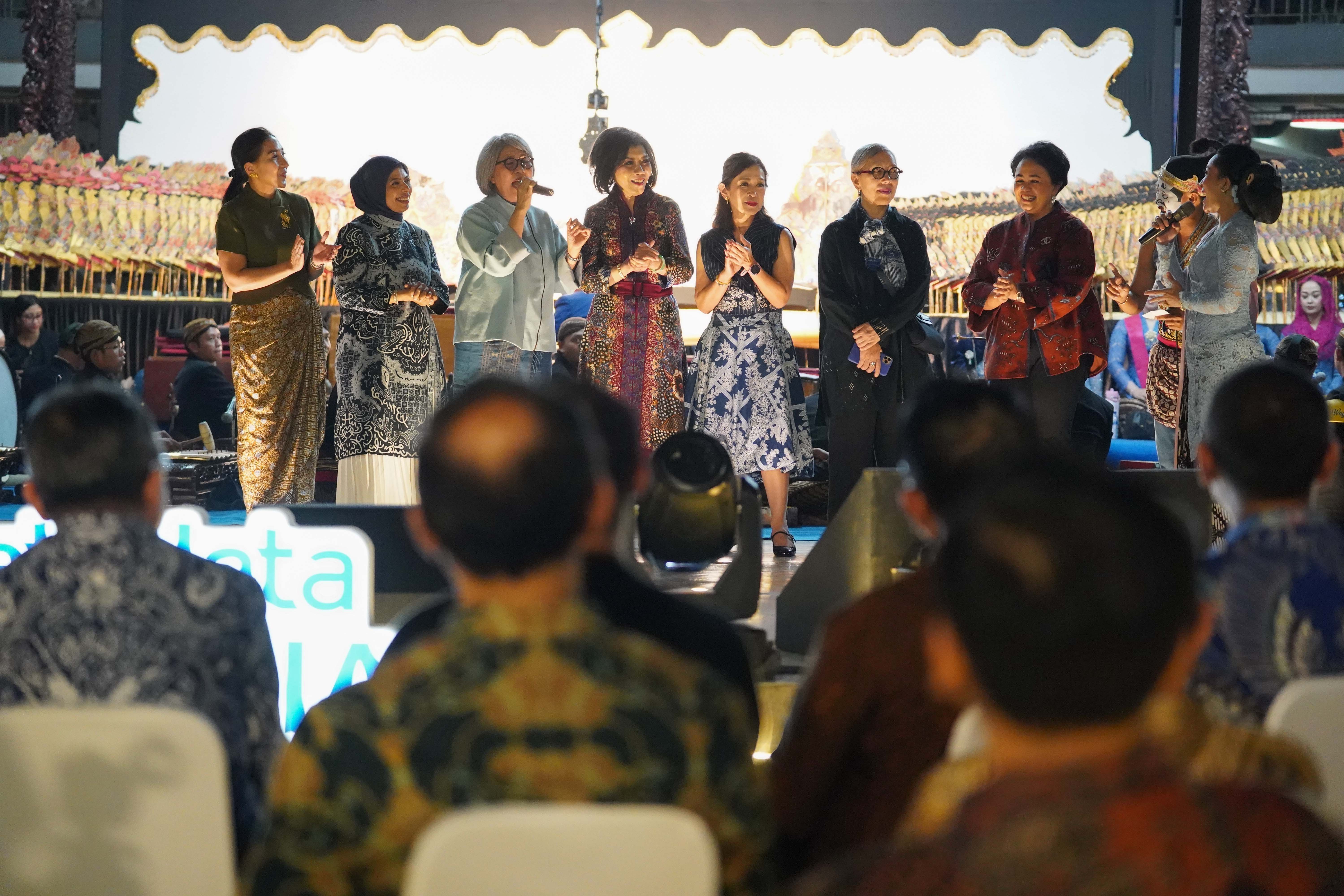 Ladies Banker dan Srikandi Bisnis & Keuangan Indonesia (SBKI) bersama sinden bernyanyi mengiringi pentas wayang kulit oleh Dalang Ki Amar Pradopo pada Katadata Financial Healing di Taman Literasi Martha Christina Tiahahu, Blok M, Jakarta Selatan, Sabtu (3/10/2026). Kegiatan yang merupakan rangkaian acara Bulan Inklusi Keuangan 2026 ini membahas tentang cara mengelola keuangan secara bijak di tengah pesatnya digitalisasi yang dikemas melalui diskusi, budaya, dan hiburan.