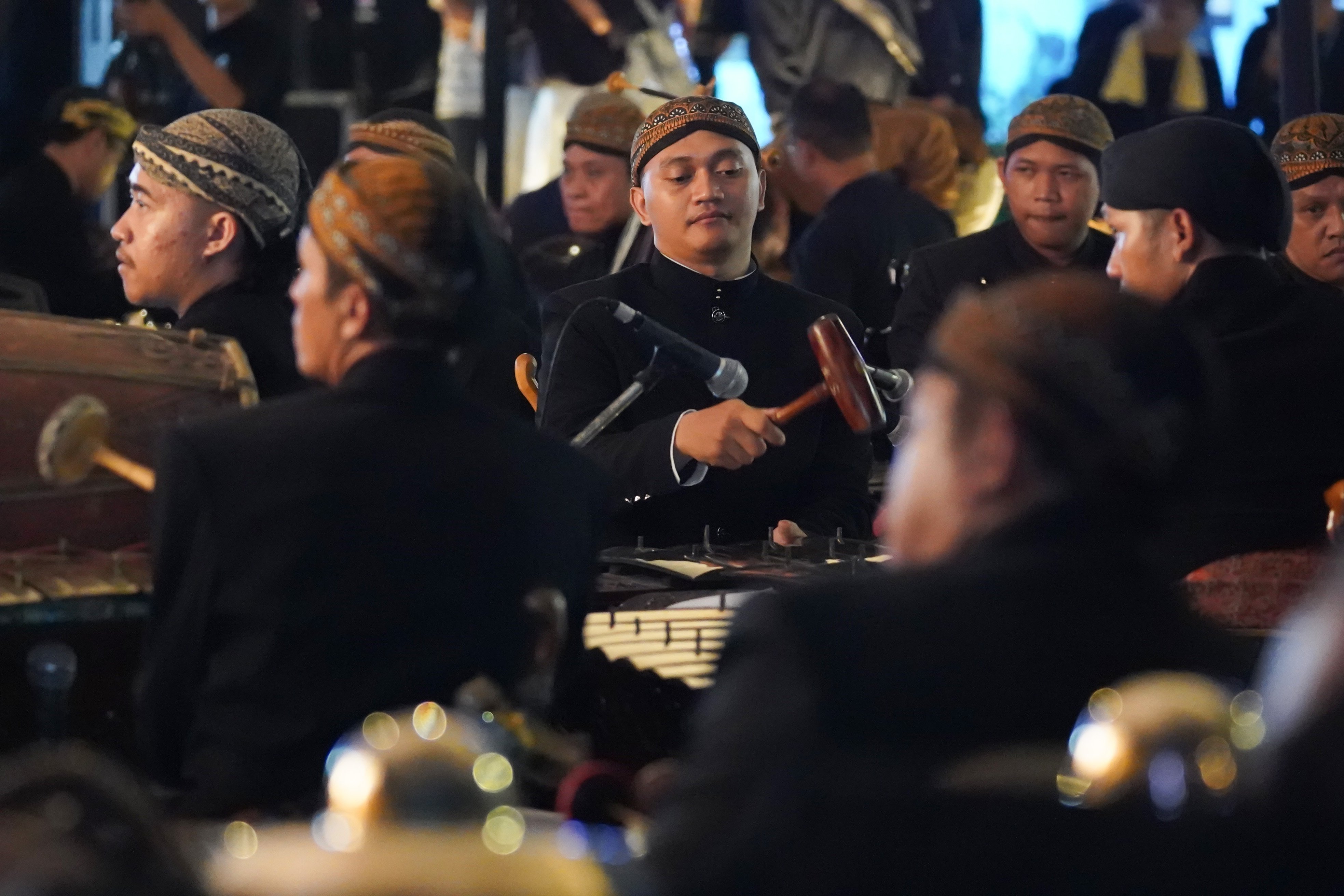 Sejumlah pengrawit memainkan gamelan mengiringi wayang kulit oleh Dalang Ki Amar Pradopo pada Katadata Financial Healing di Taman Literasi Martha Christina Tiahahu, Blok M, Jakarta Selatan, Sabtu (3/10/2026). Kegiatan yang merupakan rangkaian acara Bulan Inklusi Keuangan 2026 ini membahas tentang cara mengelola keuangan secara bijak di tengah pesatnya digitalisasi yang dikemas melalui diskusi, budaya, dan hiburan. 