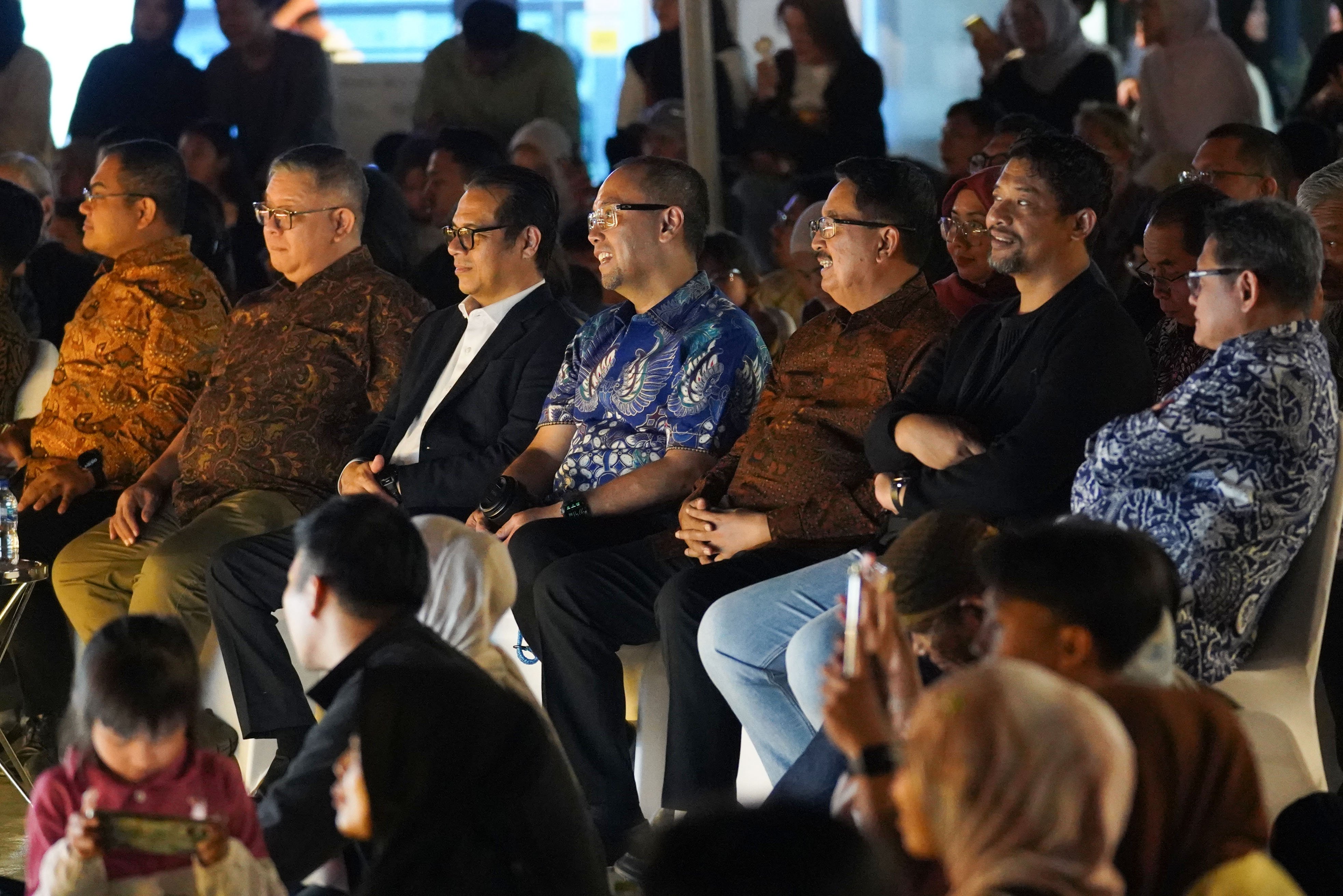 Wakil Menteri Komunikasi dan Digital Nezar Patria (ketiga kiri) bersama Kepala PPATK Ivan Yustiavandana (tengah) menyaksikan pentas wayang kulit oleh Dalang Ki Amar Pradopo pada Katadata Financial Healing di Taman Literasi Martha Christina Tiahahu, Blok M, Jakarta Selatan, Sabtu (3/10/2026). Kegiatan yang merupakan rangkaian acara Bulan Inklusi Keuangan 2026 ini membahas tentang cara mengelola keuangan secara bijak di tengah pesatnya digitalisasi yang dikemas melalui diskusi, budaya, dan hiburan.