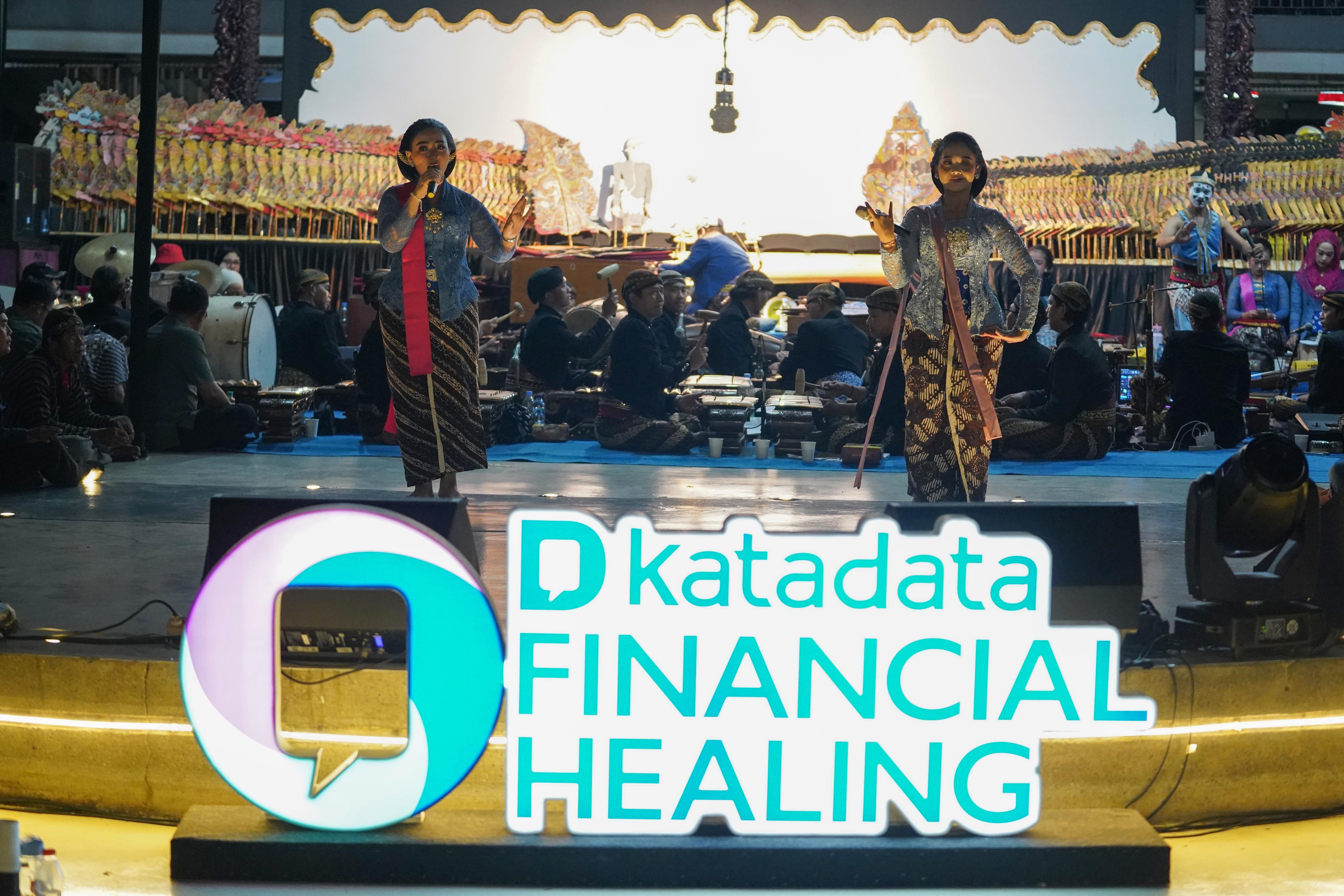 Sinden bernyanyi mengiringi pentas wayang kulit oleh Dalang Ki Amar Pradopo pada Katadata Financial Healing di Taman Literasi Martha Christina Tiahahu, Blok M, Jakarta Selatan, Sabtu (3/10/2026). Kegiatan yang merupakan rangkaian acara Bulan Inklusi Keuangan 2026 ini membahas tentang cara mengelola keuangan secara bijak di tengah pesatnya digitalisasi yang dikemas melalui diskusi, budaya, dan hiburan.