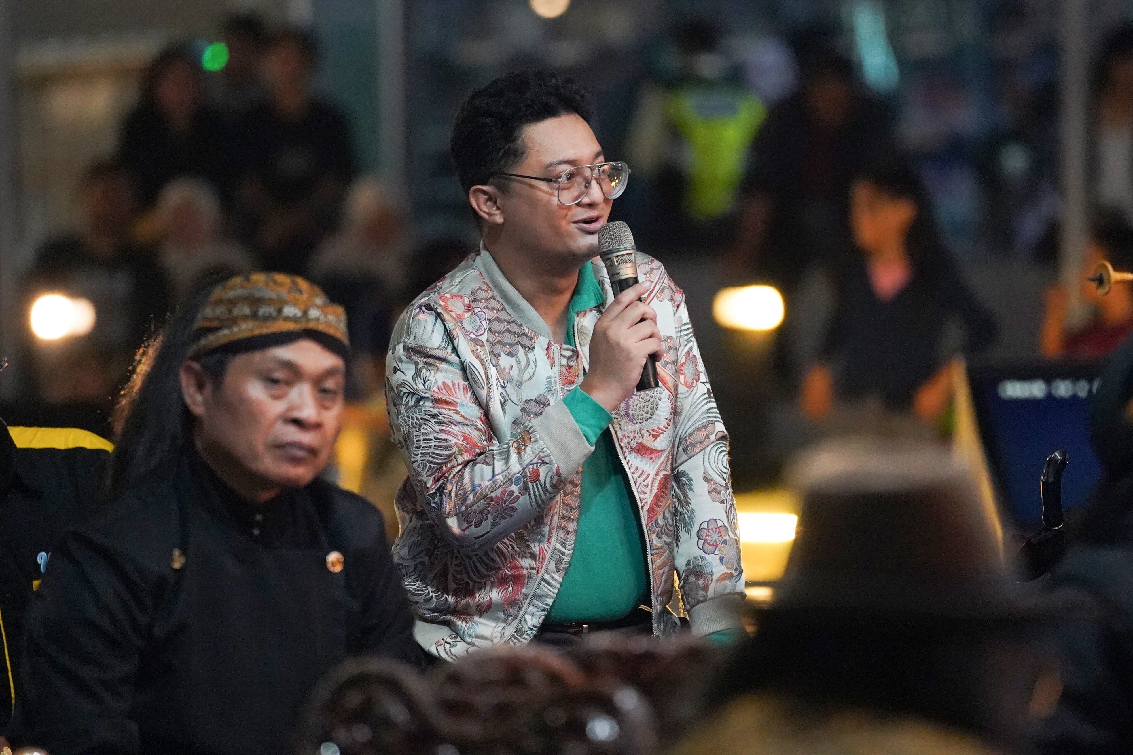Seorang warga menyampaikan pertanyaan kepada narasumber saat sesi interaktif pada pertunjukan wayang kulit Katadata Financial Healing di Taman Literasi Martha Christina Tiahahu, Blok M, Jakarta Selatan, Sabtu (3/10/2026). Kegiatan yang merupakan rangkaian acara Bulan Inklusi Keuangan 2026 ini membahas tentang cara mengelola keuangan secara bijak di tengah pesatnya digitalisasi yang dikemas melalui diskusi, budaya, dan hiburan.