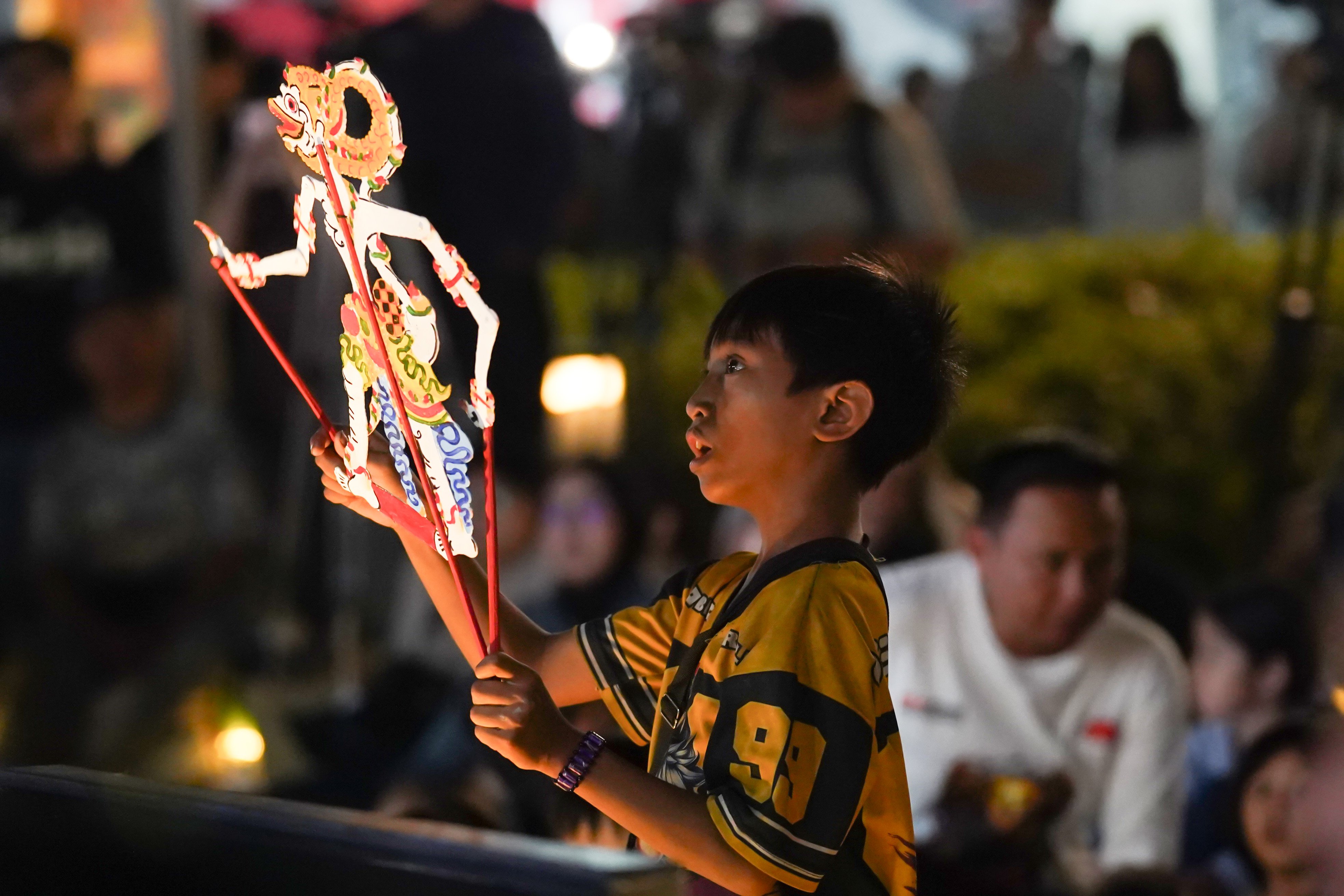 Seorang anak memainkan wayang pada Katadata Financial Healing di Taman Literasi Martha Christina Tiahahu, Blok M, Jakarta Selatan, Sabtu (3/10/2026). Kegiatan yang merupakan rangkaian acara Bulan Inklusi Keuangan 2026 ini membahas tentang cara mengelola keuangan secara bijak di tengah pesatnya digitalisasi yang dikemas melalui diskusi, budaya, dan hiburan.