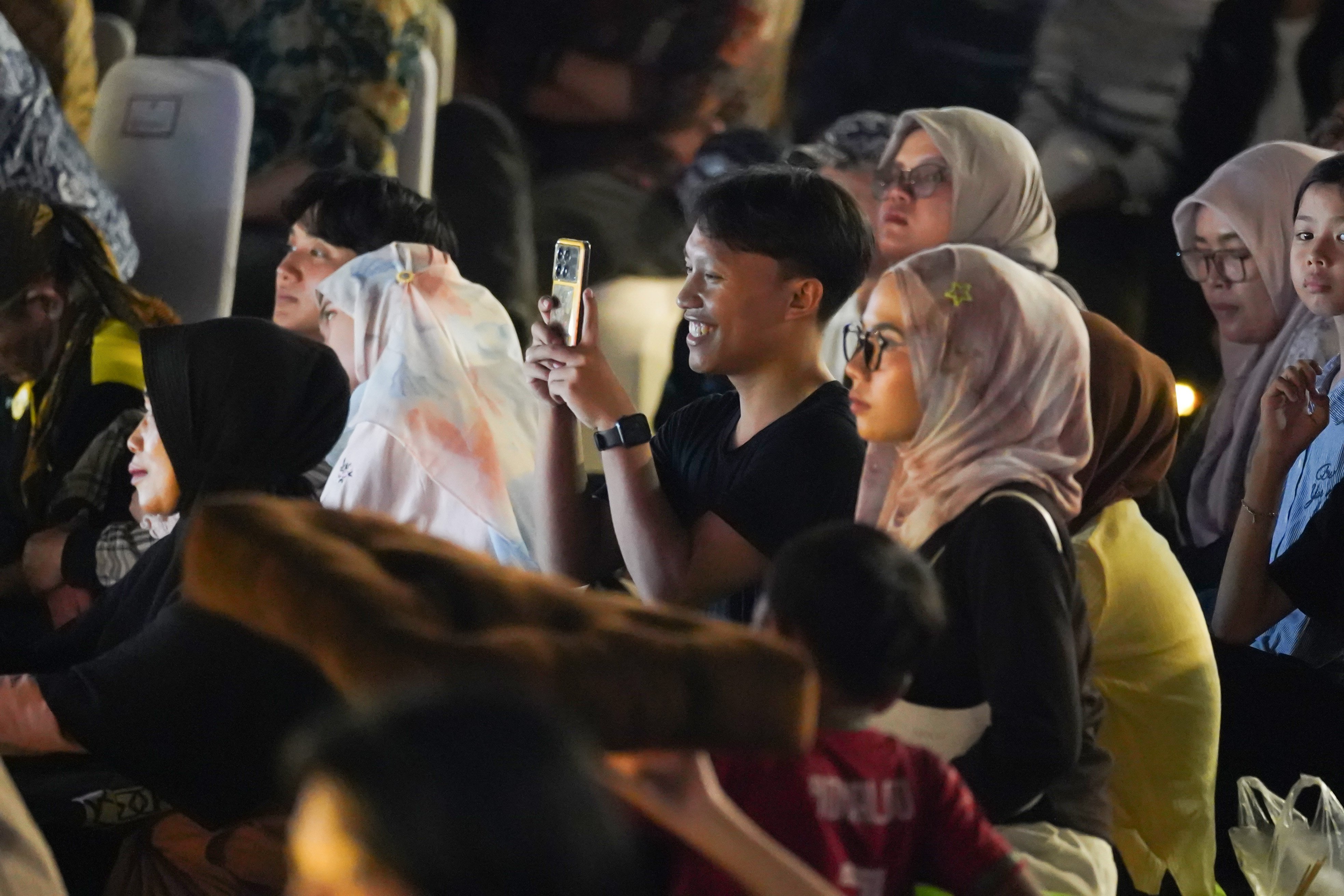 Sejumlah warga menyaksikan pertunjukan wayang kulit pada Katadata Financial Healing di Taman Literasi Martha Christina Tiahahu, Blok M, Jakarta Selatan, Sabtu (3/10/2026). Kegiatan yang merupakan rangkaian acara Bulan Inklusi Keuangan 2026 ini membahas tentang cara mengelola keuangan secara bijak di tengah pesatnya digitalisasi yang dikemas melalui diskusi, budaya, dan hiburan.