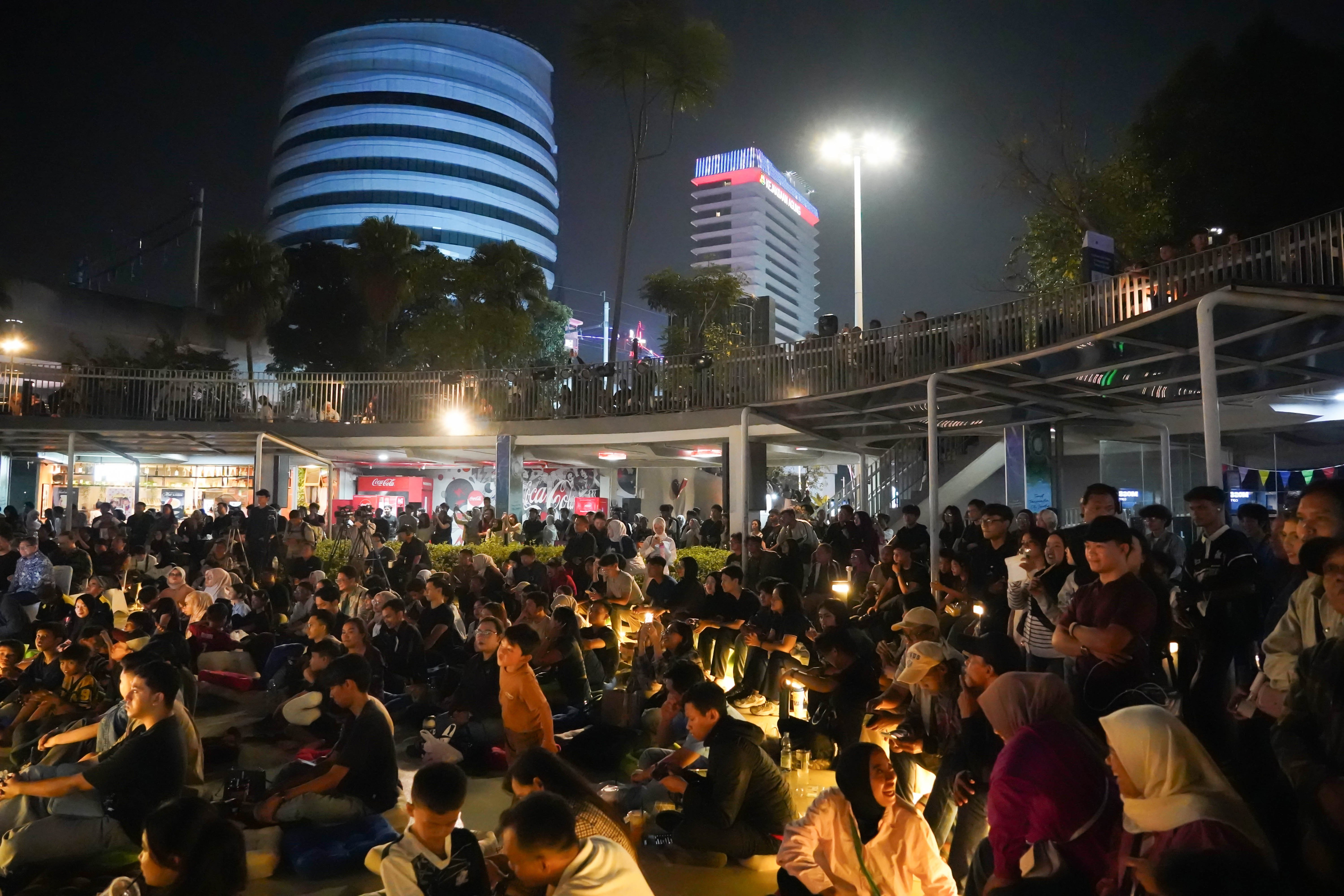 Sejumlah warga menyaksikan pertunjukan wayang kulit pada Katadata Financial Healing di Taman Literasi Martha Christina Tiahahu, Blok M, Jakarta Selatan, Sabtu (3/10/2026). Kegiatan yang merupakan rangkaian acara Bulan Inklusi Keuangan 2026 ini membahas tentang cara mengelola keuangan secara bijak di tengah pesatnya digitalisasi yang dikemas melalui diskusi, budaya, dan hiburan.