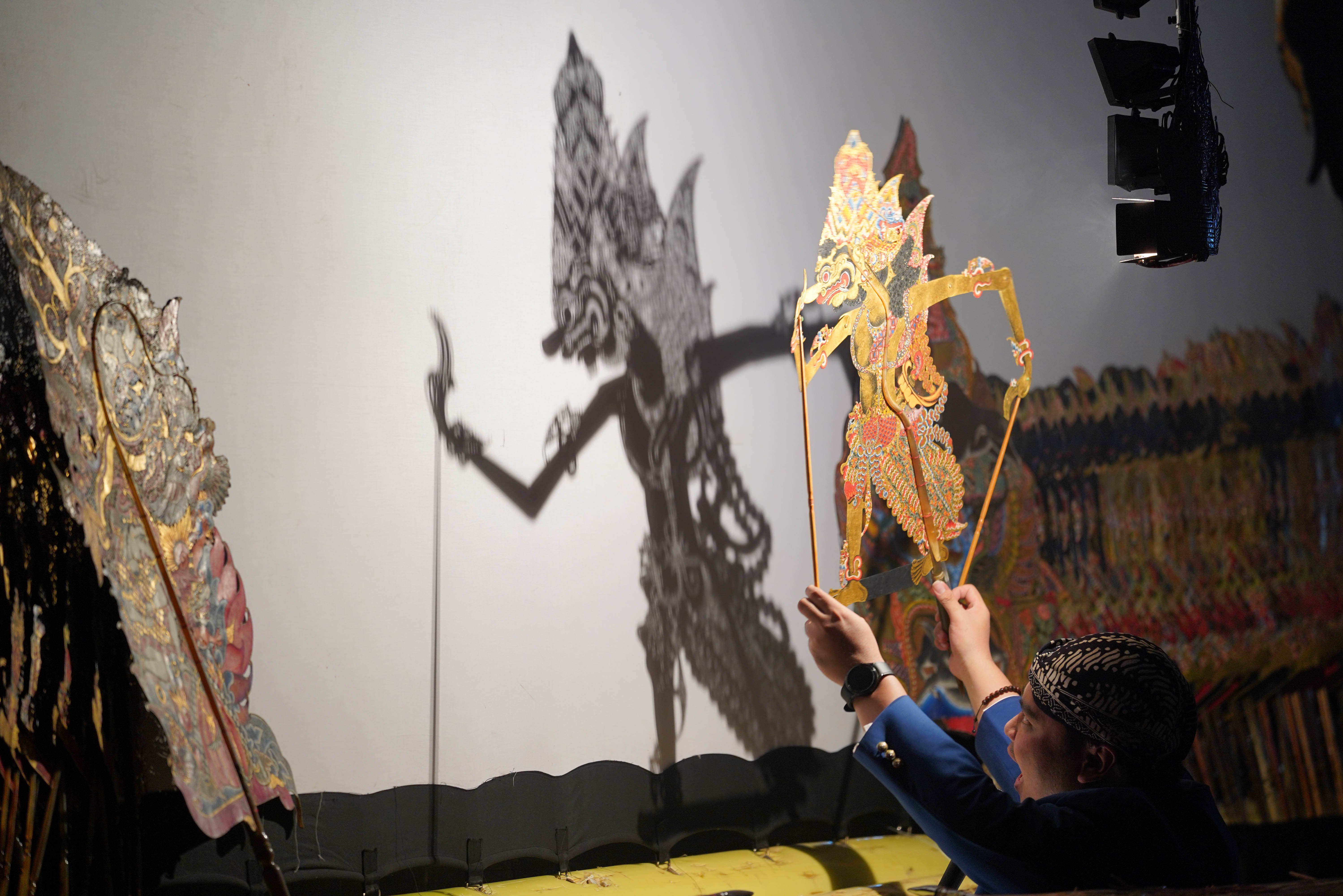 Dalang Ki Amar Pradopo memainkan wayang kulit saat pentas pada Katadata Financial Healing di Taman Literasi Martha Christina Tiahahu, Blok M, Jakarta Selatan, Sabtu (3/10/2026). Kegiatan yang merupakan rangkaian acara Bulan Inklusi Keuangan 2026 ini membahas tentang cara mengelola keuangan secara bijak di tengah pesatnya digitalisasi yang dikemas melalui diskusi, budaya, dan hiburan.