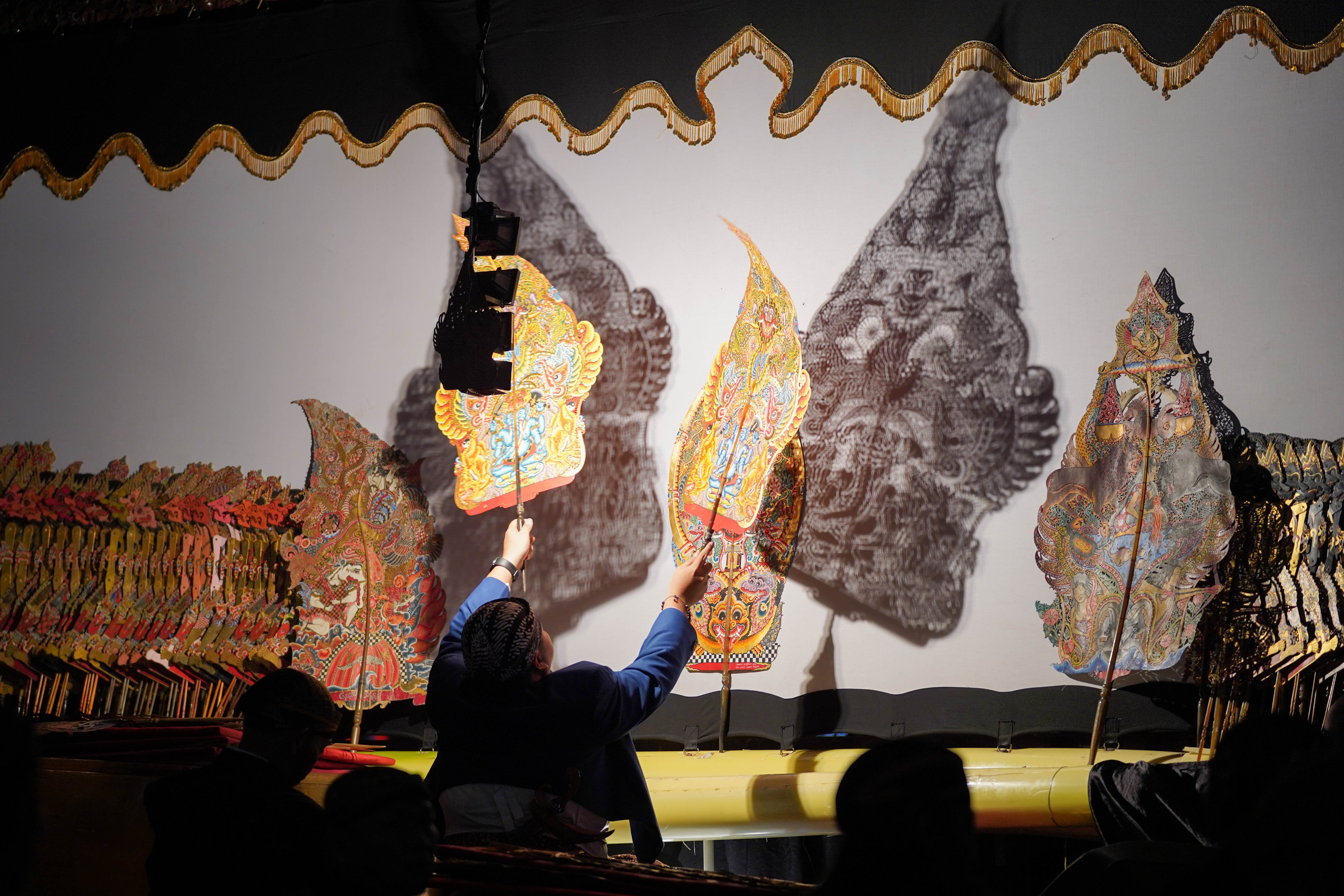 Dalang Ki Amar Pradopo memainkan wayang kulit saat pentas pada Katadata Financial Healing di Taman Literasi Martha Christina Tiahahu, Blok M, Jakarta Selatan, Sabtu (3/10/2026). Kegiatan yang merupakan rangkaian acara Bulan Inklusi Keuangan 2026 ini membahas tentang cara mengelola keuangan secara bijak di tengah pesatnya digitalisasi yang dikemas melalui diskusi, budaya, dan hiburan.
