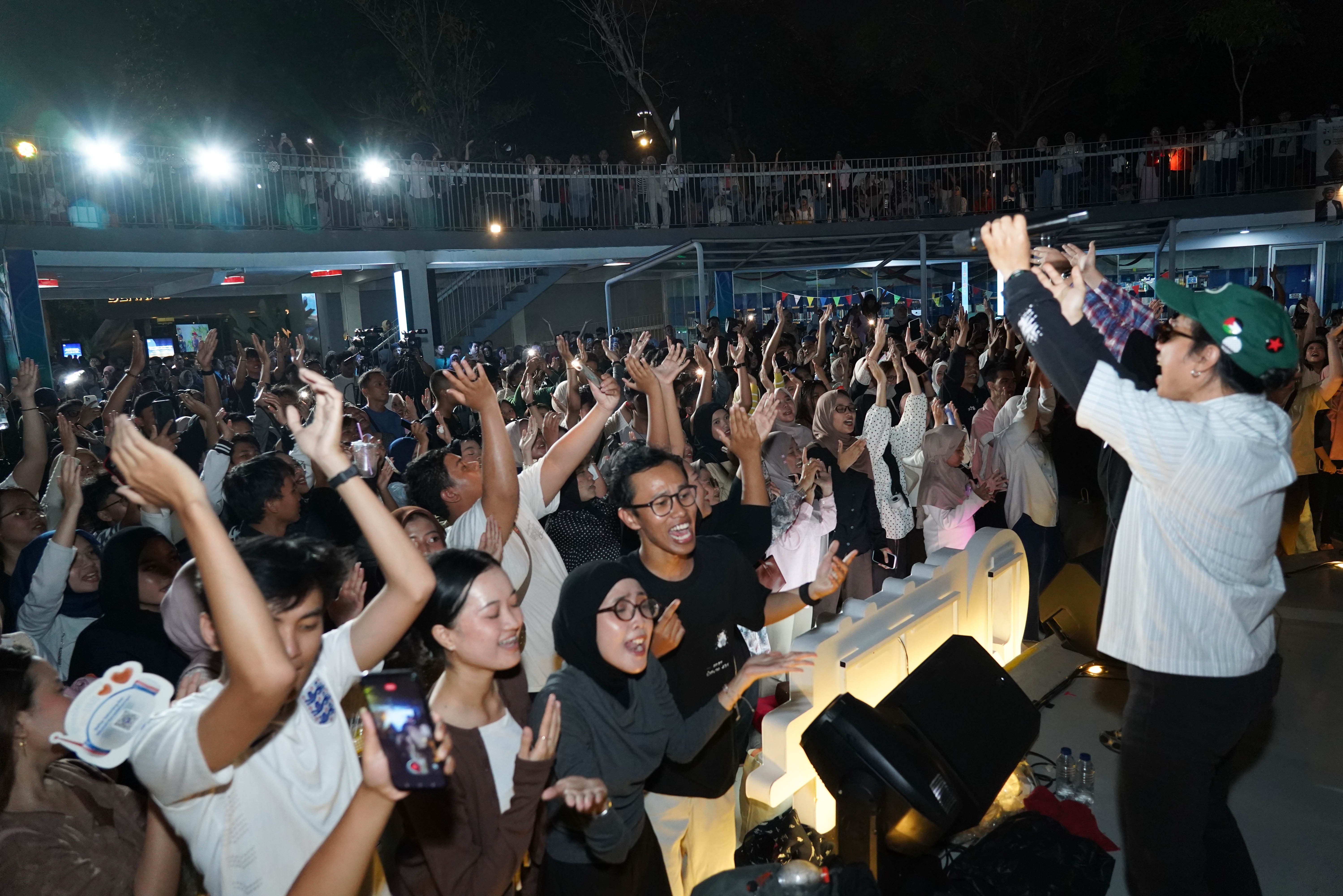 Feel Koplo tampil pada Katadata Financial Healing di Taman Literasi Martha Christina Tiahahu, Blok M, Jakarta Selatan, Sabtu (3/10/2026). Kegiatan yang merupakan rangkaian acara Bulan Inklusi Keuangan 2026 ini membahas tentang cara mengelola keuangan secara bijak di tengah pesatnya digitalisasi yang dikemas melalui diskusi, budaya, dan hiburan.