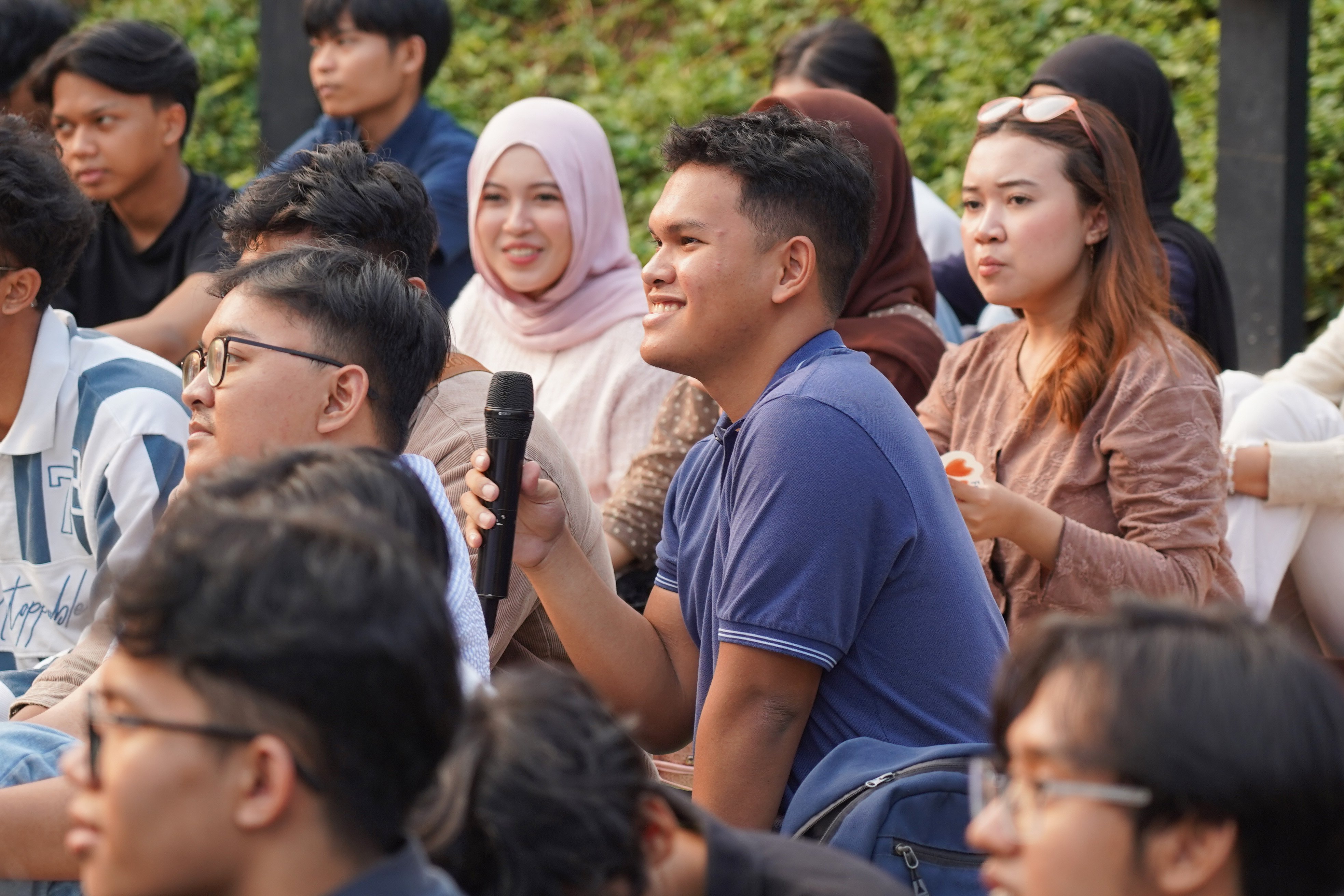 Seorang peserta menyampaikan pertanyaan kepada narasumber pada kegiatan Katadata Financial Healing di Taman Literasi Martha Christina Tiahahu, Blok M, Jakarta Selatan, Sabtu (3/10/2026). Kegiatan yang merupakan rangkaian acara Bulan Inklusi Keuangan 2026 ini membahas tentang cara mengelola keuangan secara bijak di tengah pesatnya digitalisasi yang dikemas melalui diskusi, budaya, dan hiburan.