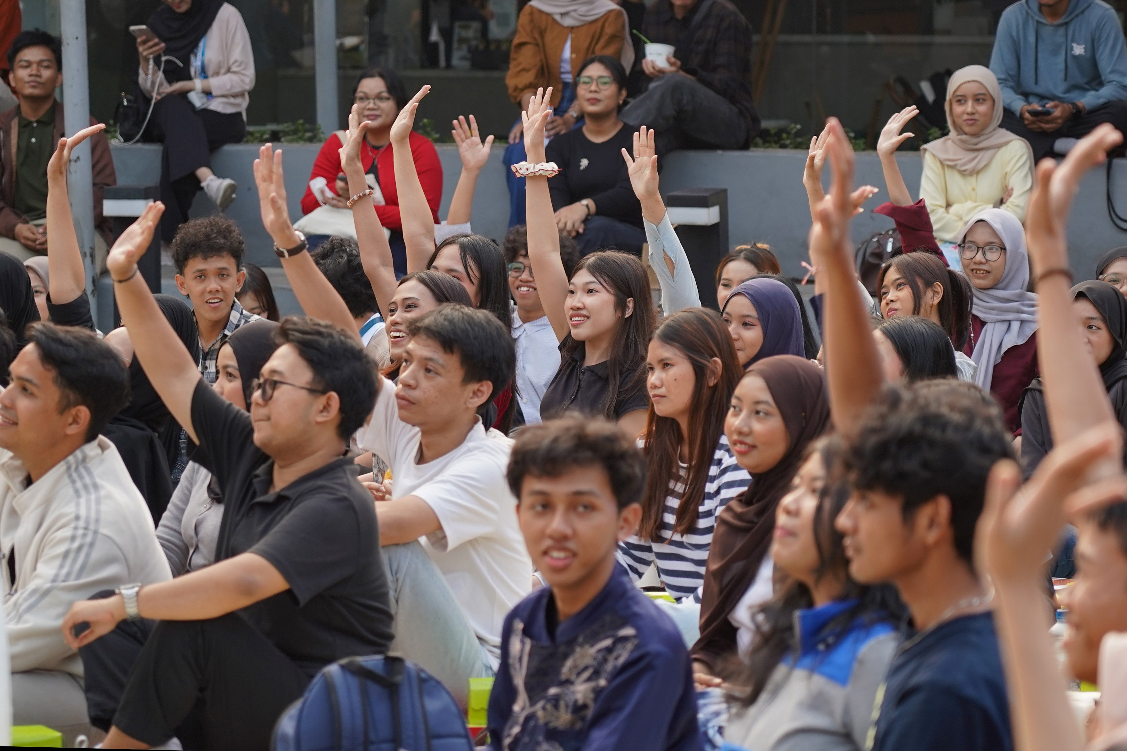 Sejumlah peserta mengikuti kegiatan Katadata Financial Healing di Taman Literasi Martha Christina Tiahahu, Blok M, Jakarta Selatan, Sabtu (3/10/2026). Kegiatan yang merupakan rangkaian acara Bulan Inklusi Keuangan 2026 ini membahas tentang cara mengelola keuangan secara bijak di tengah pesatnya digitalisasi yang dikemas melalui diskusi, budaya, dan hiburan.