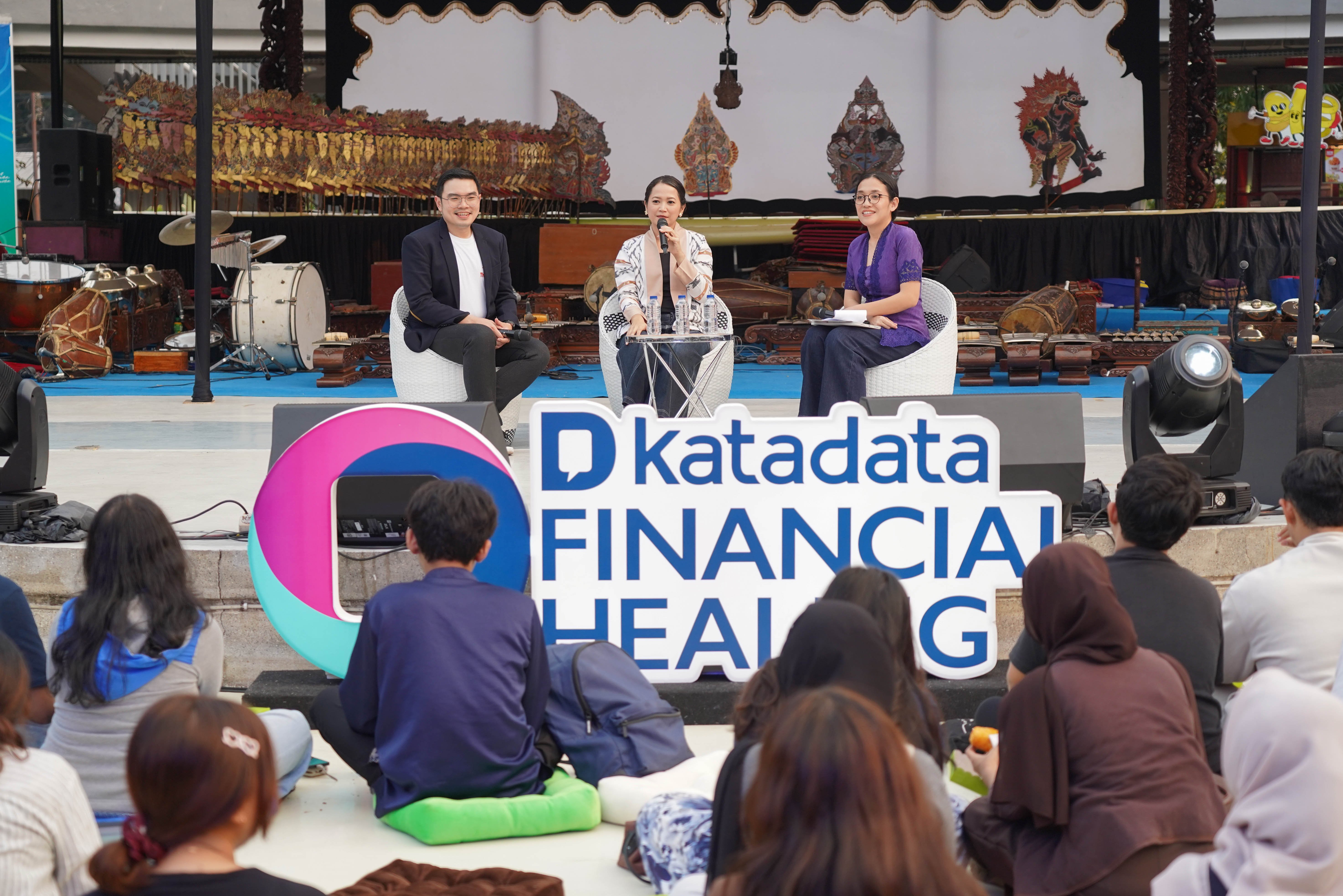 Perencana Keuangan Aliyah Natasya (tengah) bersama Praktisi Pasar Modal Ricky Susanto Joeng (kiri) dan Redaktur Eksekutif Katadata.co.id Sorta Tobing menyampaikan paparan pada Katadata Financial Healing di Taman Literasi Martha Christina Tiahahu, Blok M, Jakarta Selatan, Sabtu (3/10/2026). Kegiatan yang merupakan rangkaian acara Bulan Inklusi Keuangan 2026 ini membahas tentang cara mengelola keuangan secara bijak di tengah pesatnya digitalisasi yang dikemas melalui diskusi, budaya, dan hiburan.