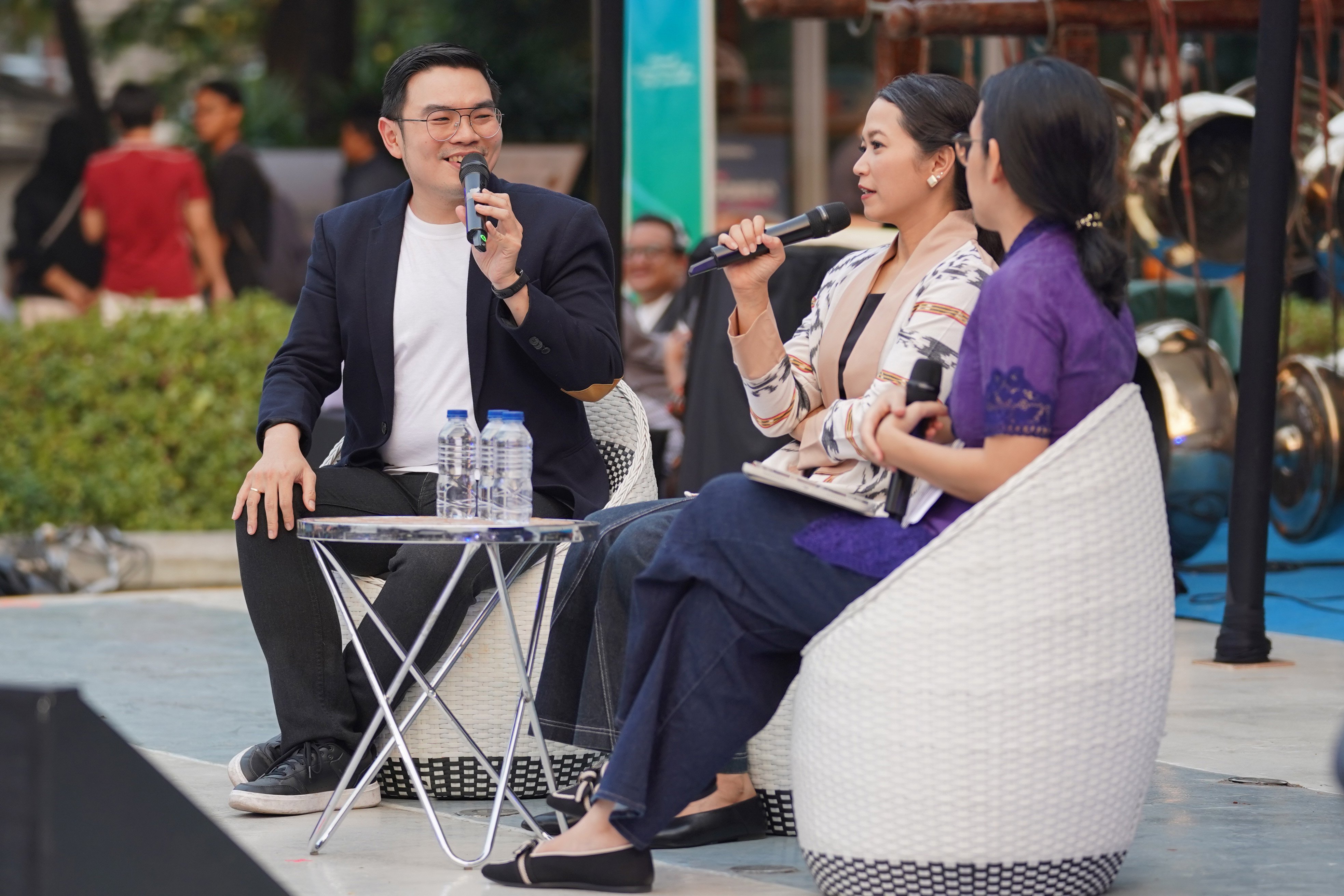 Praktisi Pasar Modal Ricky Susanto Joeng (kiri) menyampaikan paparan pada Katadata Financial Healing di Taman Literasi Martha Christina Tiahahu, Blok M, Jakarta Selatan, Sabtu (3/10/2026). Kegiatan yang merupakan rangkaian acara Bulan Inklusi Keuangan 2026 ini membahas tentang cara mengelola keuangan secara bijak di tengah pesatnya digitalisasi yang dikemas melalui diskusi, budaya, dan hiburan.