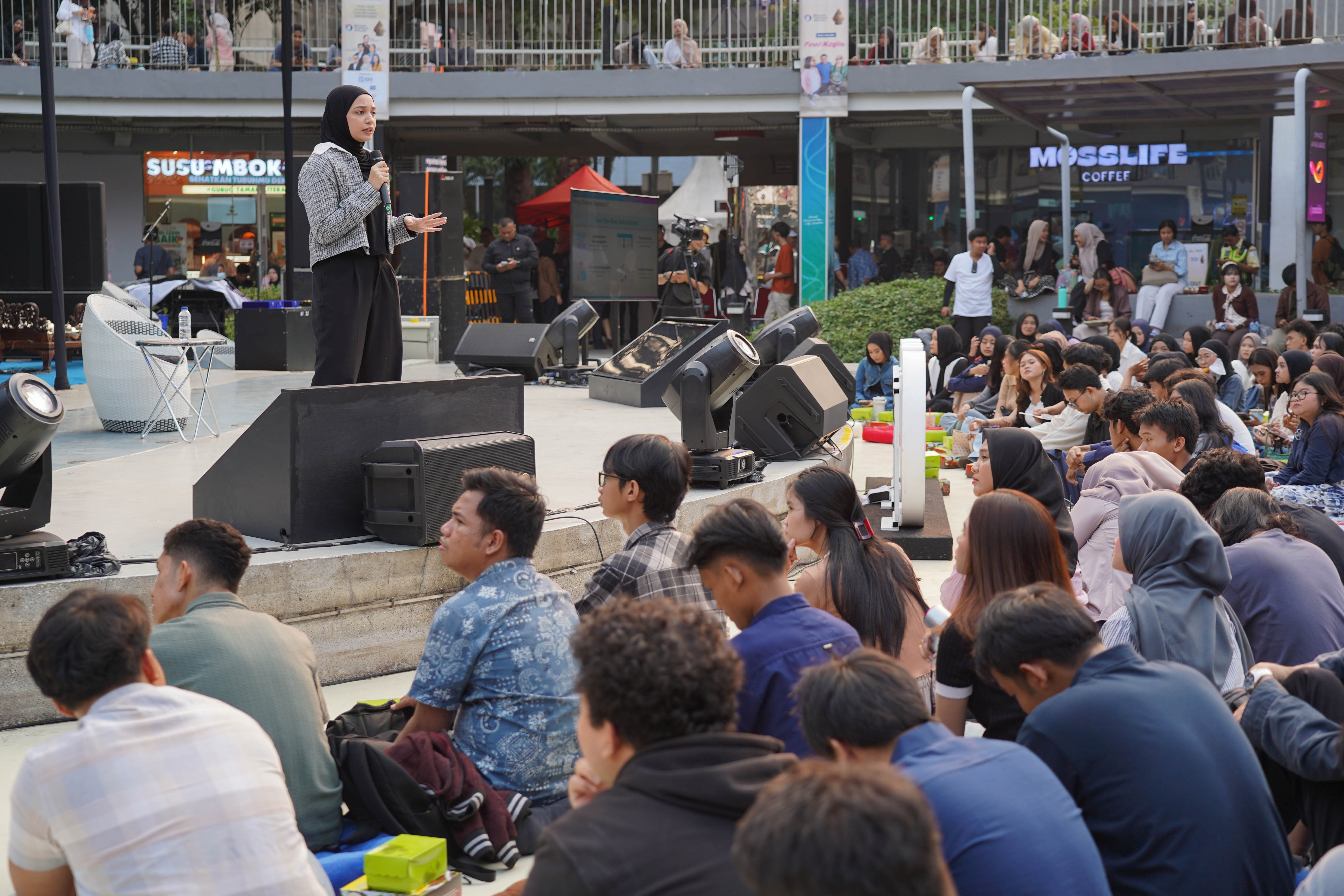 Business Development Databoks Shania Latifa Mirza menyampaikan paparan pada Katadata Financial Healing di Taman Literasi Martha Christina Tiahahu, Blok M, Jakarta Selatan, Sabtu (3/10/2026). Kegiatan yang merupakan rangkaian acara Bulan Inklusi Keuangan 2026 ini membahas tentang cara mengelola keuangan secara bijak di tengah pesatnya digitalisasi yang dikemas melalui diskusi, budaya, dan hiburan.