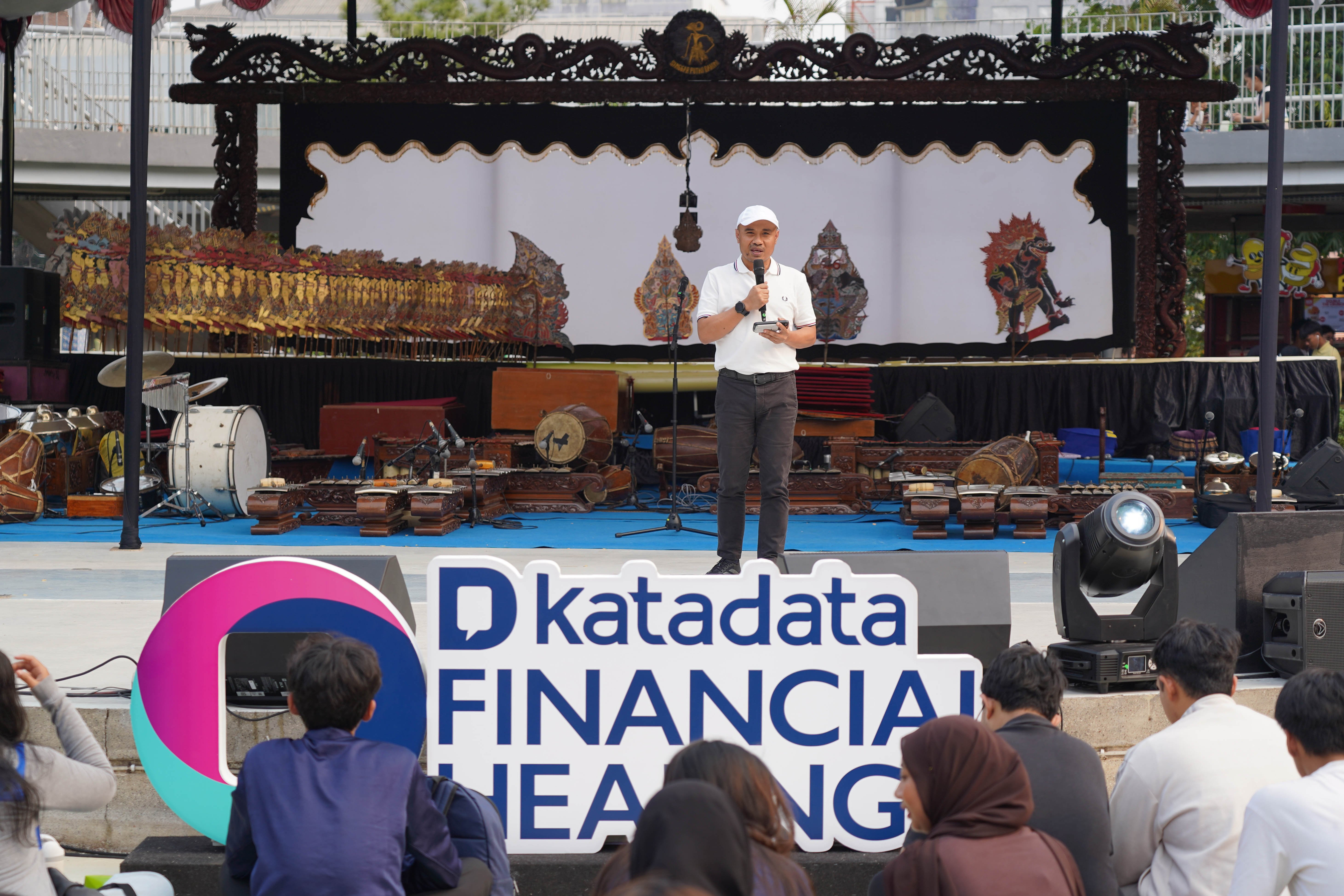 Pemimpin Redaksi media online Katadata.co.id Yura Syahrul menyampaikan sambutan pada Katadata Financial Healing di Taman Literasi Martha Christina Tiahahu, Blok M, Jakarta Selatan, Sabtu (3/10/2026). Kegiatan yang merupakan rangkaian acara Bulan Inklusi Keuangan 2026 ini membahas tentang cara mengelola keuangan secara bijak di tengah pesatnya digitalisasi yang dikemas melalui diskusi, budaya dan hiburan.