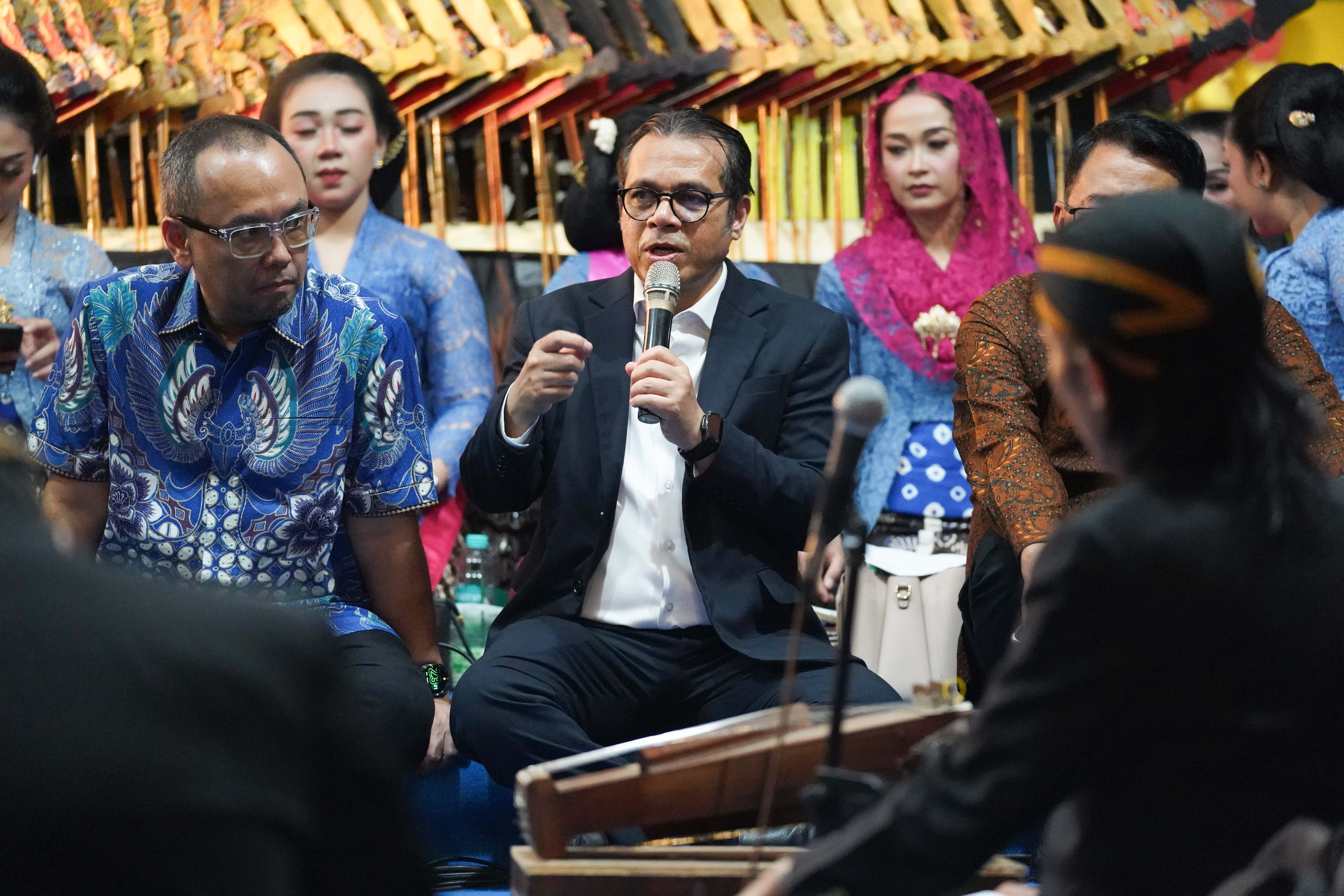 Wakil Menteri Komunikasi dan Digital Nezar Patria (kanan) bersama Kepala PPATK Ivan Yustiavandana menyampaikan paparan saat sesi interaktif pada pertunjukan wayang kulit Katadata Financial Healing di Taman Literasi Martha Christina Tiahahu, Blok M, Jakarta Selatan, Sabtu (3/10/2026). Kegiatan yang merupakan rangkaian acara Bulan Inklusi Keuangan 2026 ini membahas tentang cara mengelola keuangan secara bijak di tengah pesatnya digitalisasi yang dikemas melalui diskusi, budaya, dan hiburan.