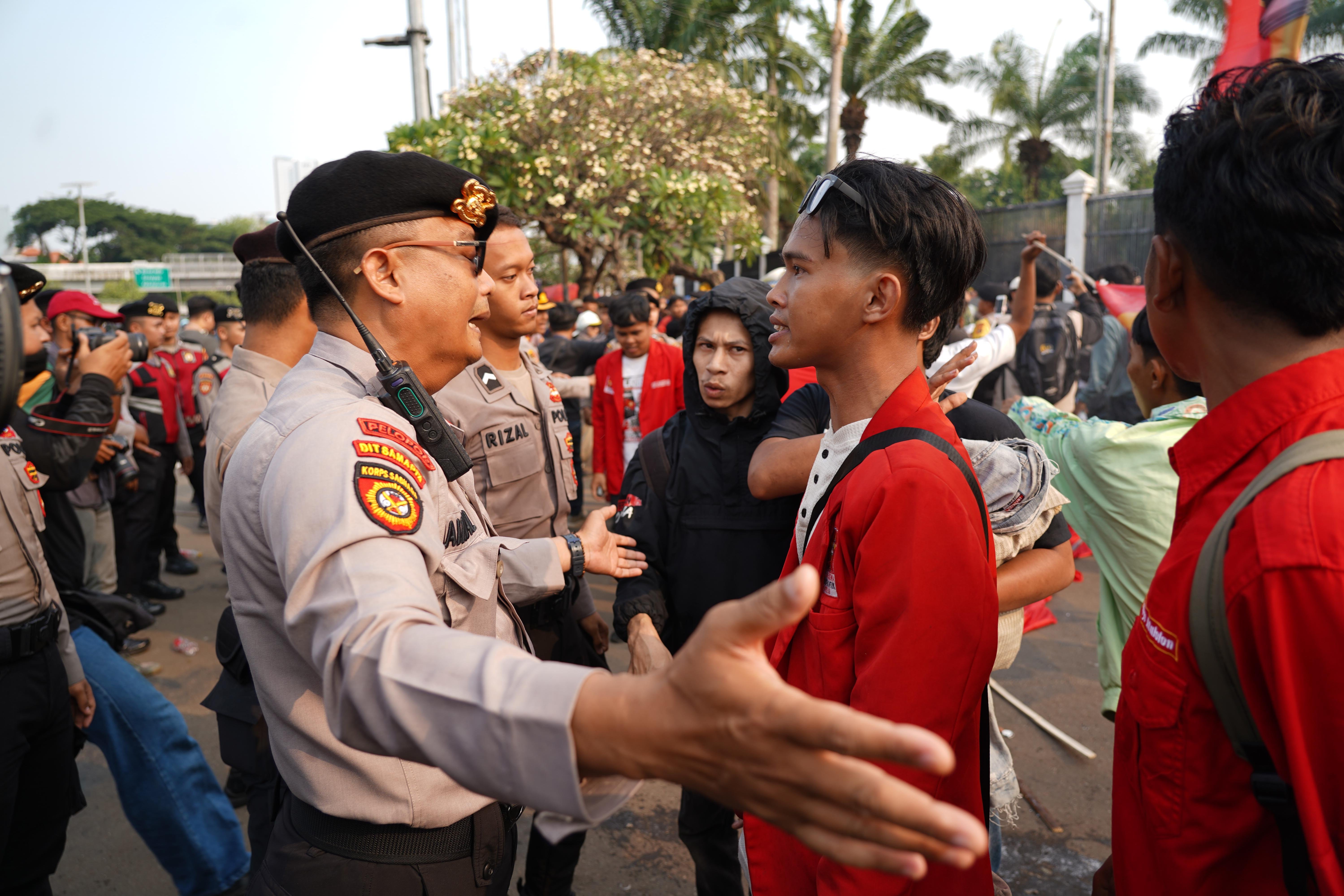 Personel kepolisian melakukan pengamanan saat Mahasiswa yang tergabung dalam Liga Mahasiswa Nasional untuk Demokrasi (LMND) saat berdemonstrasi di depan Gedung DPR, Jakarta, Senin (5/10/2026). Mahasiswa menyampaikan tuntutan kepada pemerintah untuk mencabut atau merevisi UU No. 20 Tahun 2003 tentang Sistem Pendidikan Nasional dan UU Nomor. 12 Tahun 2012 tentang Pendidikan Tinggi.