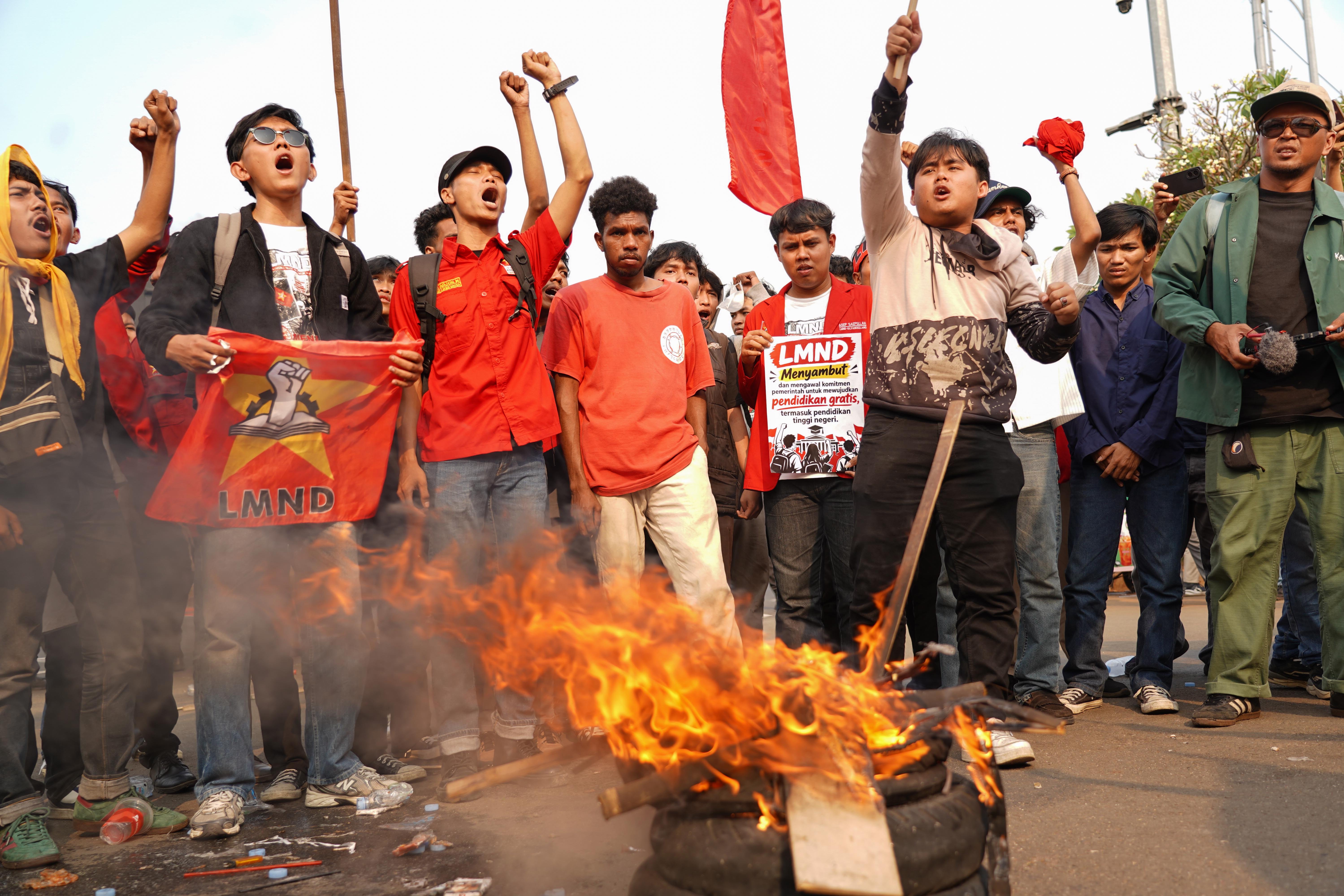 Mahasiswa yang tergabung dalam Liga Mahasiswa Nasional untuk Demokrasi (LMND) berdemonstrasi di depan Gedung DPR, Jakarta, Senin (5/10/2026). Mahasiswa menyampaikan tuntutan kepada pemerintah untuk mencabut atau merevisi UU No. 20 Tahun 2003 tentang Sistem Pendidikan Nasional dan UU Nomor. 12 Tahun 2012 tentang Pendidikan Tinggi.