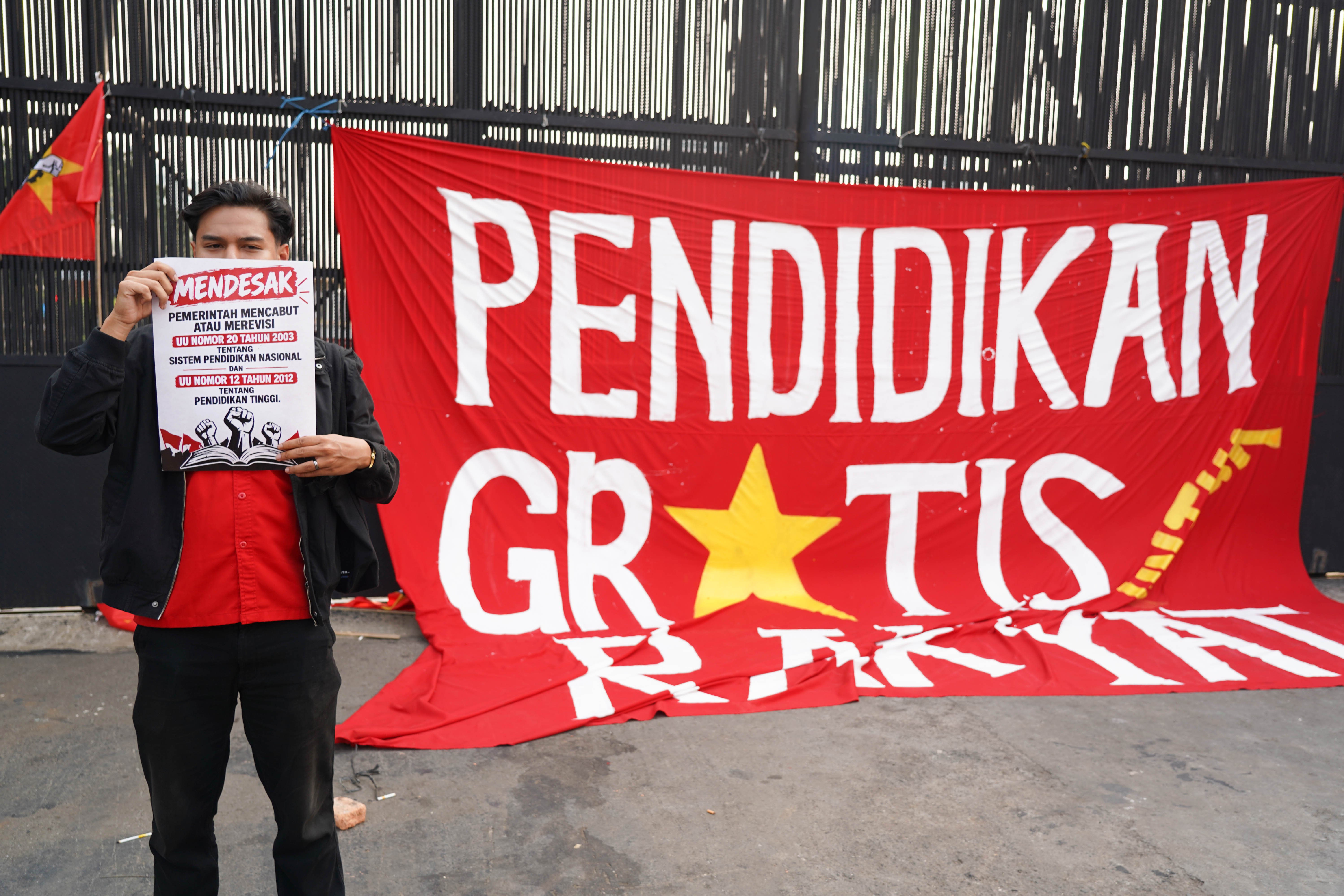Mahasiswa yang tergabung dalam Liga Mahasiswa Nasional untuk Demokrasi (LMND) berdemonstrasi di depan Gedung DPR, Jakarta, Senin (5/10/2026). Mahasiswa menyampaikan tuntutan kepada pemerintah untuk mencabut atau merevisi UU No. 20 Tahun 2003 tentang Sistem Pendidikan Nasional dan UU Nomor. 12 Tahun 2012 tentang Pendidikan Tinggi.
