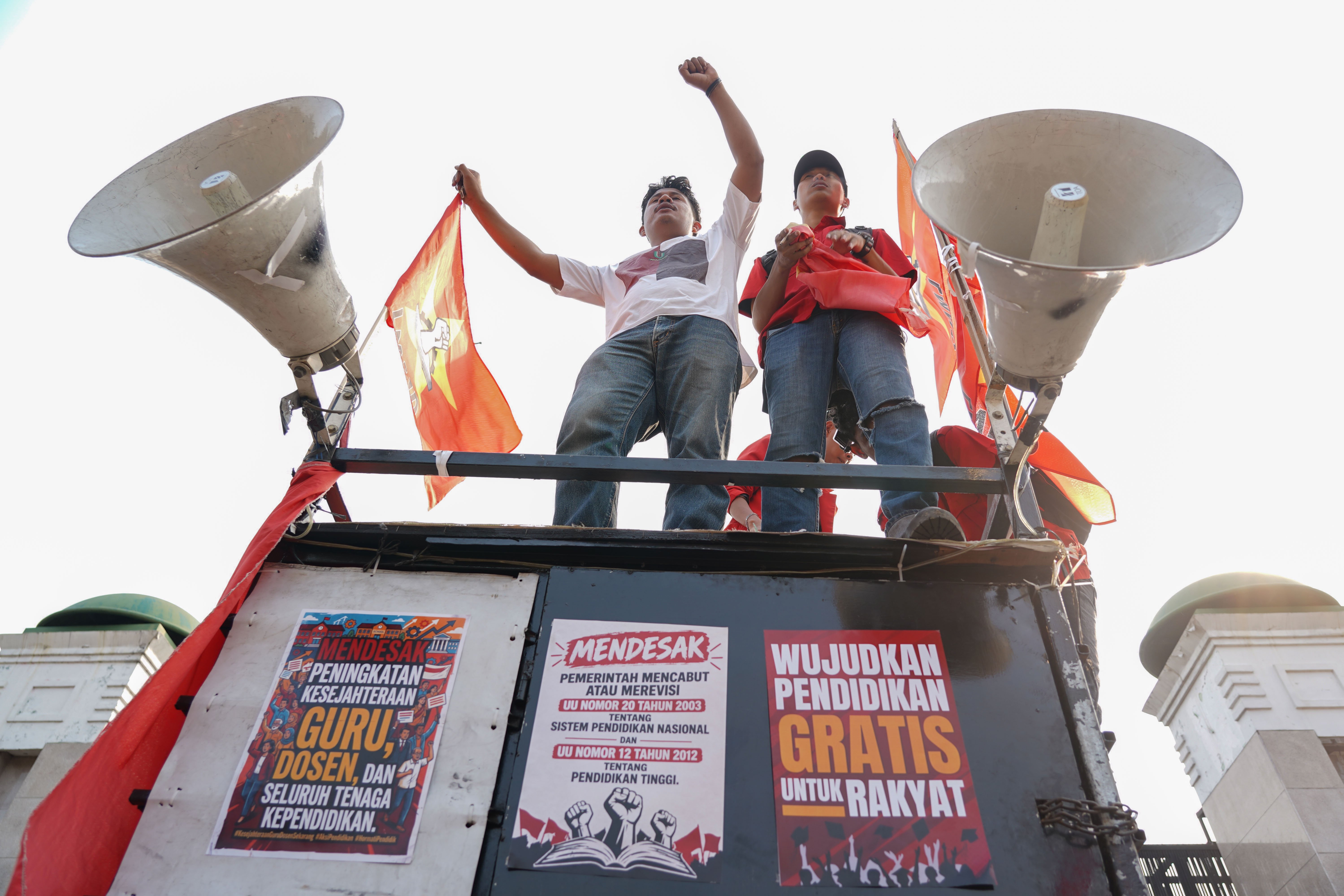 Mahasiswa yang tergabung dalam Liga Mahasiswa Nasional untuk Demokrasi (LMND) berdemonstrasi di depan Gedung DPR, Jakarta, Senin (5/10/2026). Mahasiswa menyampaikan tuntutan kepada pemerintah untuk mencabut atau merevisi UU No. 20 Tahun 2003 tentang Sistem Pendidikan Nasional dan UU Nomor. 12 Tahun 2012 tentang Pendidikan Tinggi.