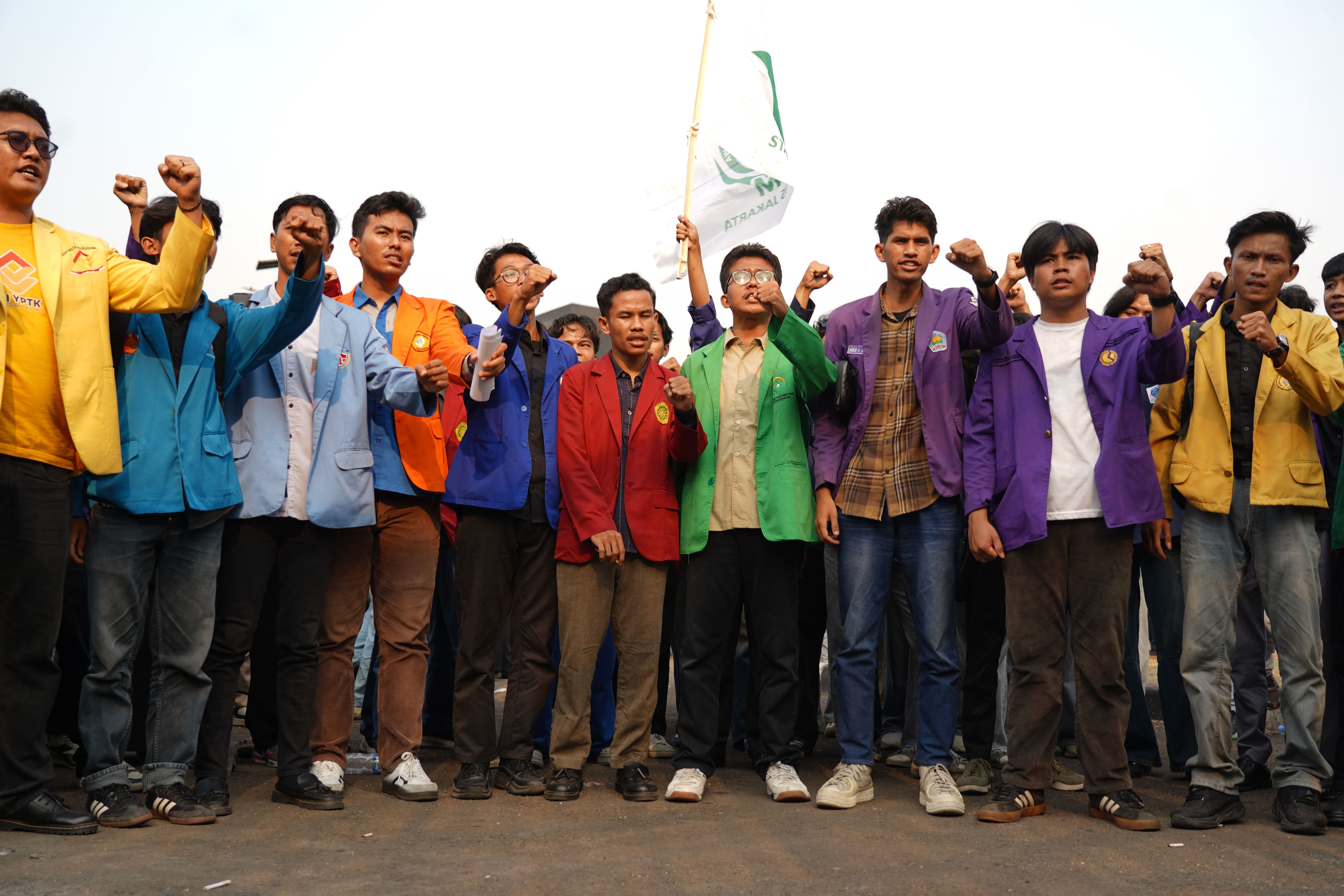 Mahasiswa yang tergabung dalam BEM SI berdemonstrasi di depan Gedung DPR, Jakarta, Senin (5/10/2026). Dalam aksi tersebut mereka menyampaikan tuntutan kepada pemerintah mulai dari revisi UU Sisdiknas secara partisipatif, realisasikan pendidikan gratis dan sejahterakan guru serta tenaga pendidikan.