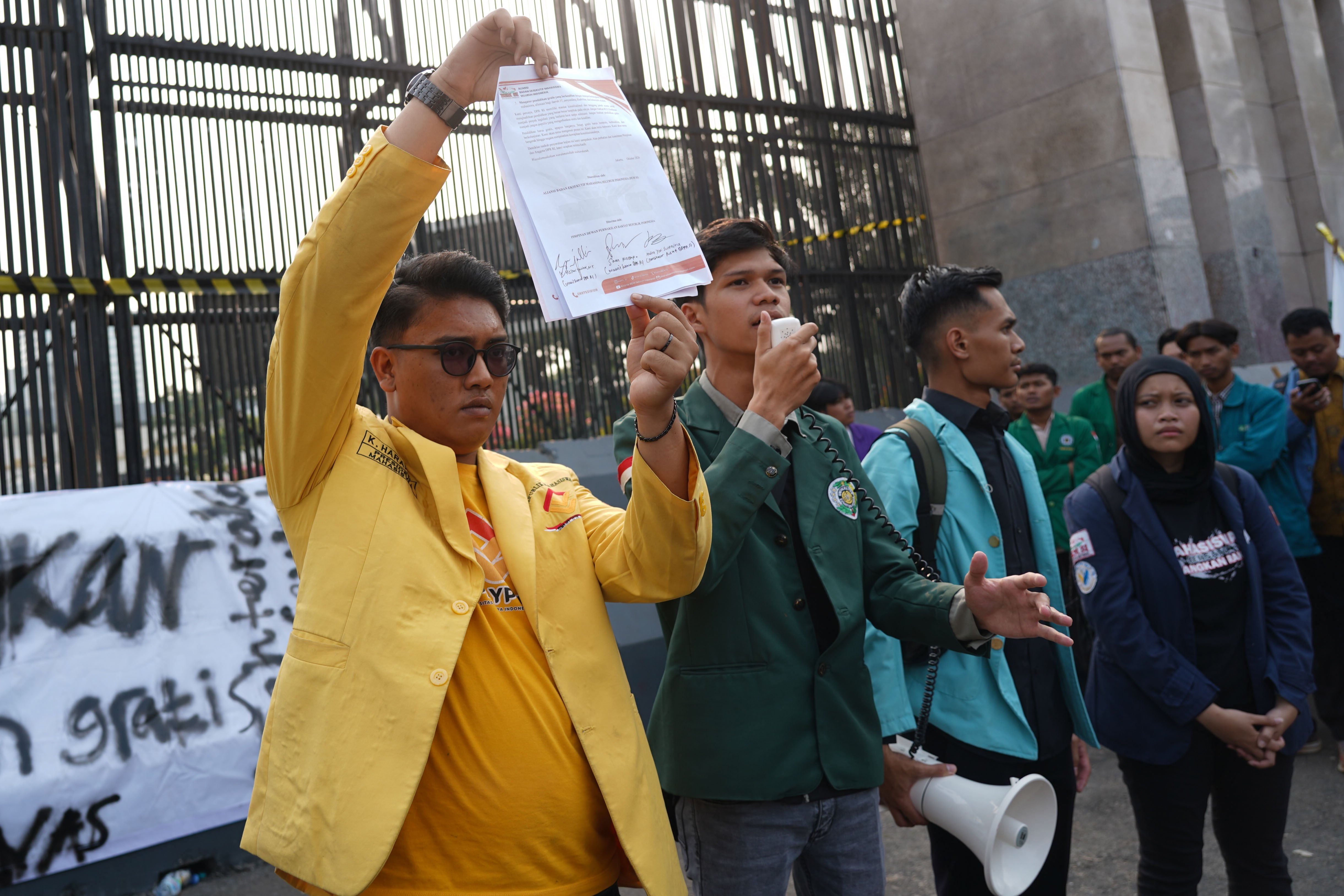 Mahasiswa yang tergabung dalam BEM SI berdemonstrasi di depan Gedung DPR, Jakarta, Senin (5/10/2026). Dalam aksi tersebut mereka menyampaikan tuntutan kepada pemerintah mulai dari revisi UU Sisdiknas secara partisipatif, realisasikan pendidikan gratis dan sejahterakan guru serta tenaga pendidikan.