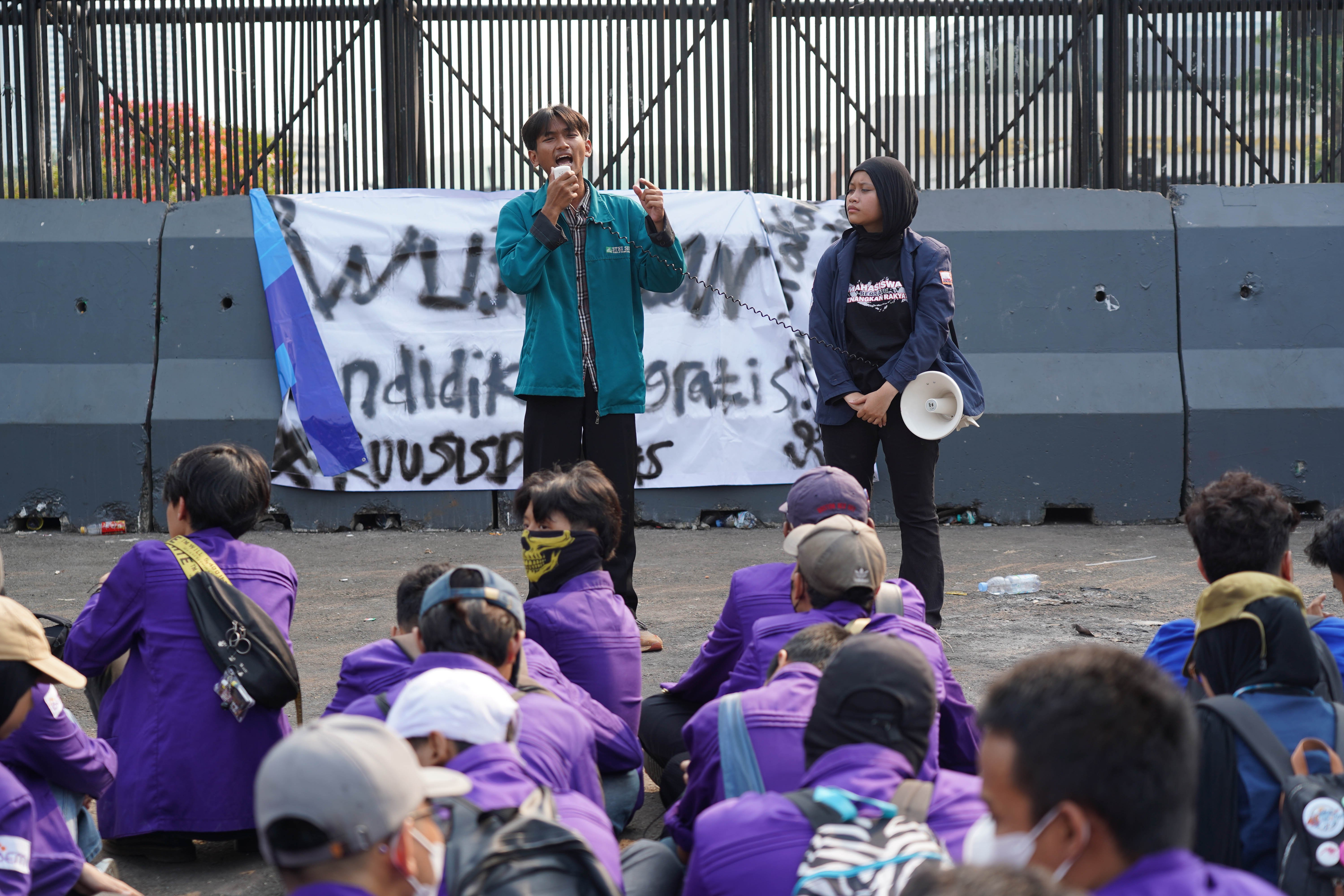 Mahasiswa yang tergabung dalam BEM SI berdemonstrasi di depan Gedung DPR, Jakarta, Senin (5/10/2026). Dalam aksi tersebut mereka menyampaikan tuntutan kepada pemerintah mulai dari revisi UU Sisdiknas secara partisipatif, realisasikan pendidikan gratis dan sejahterakan guru serta tenaga pendidikan.