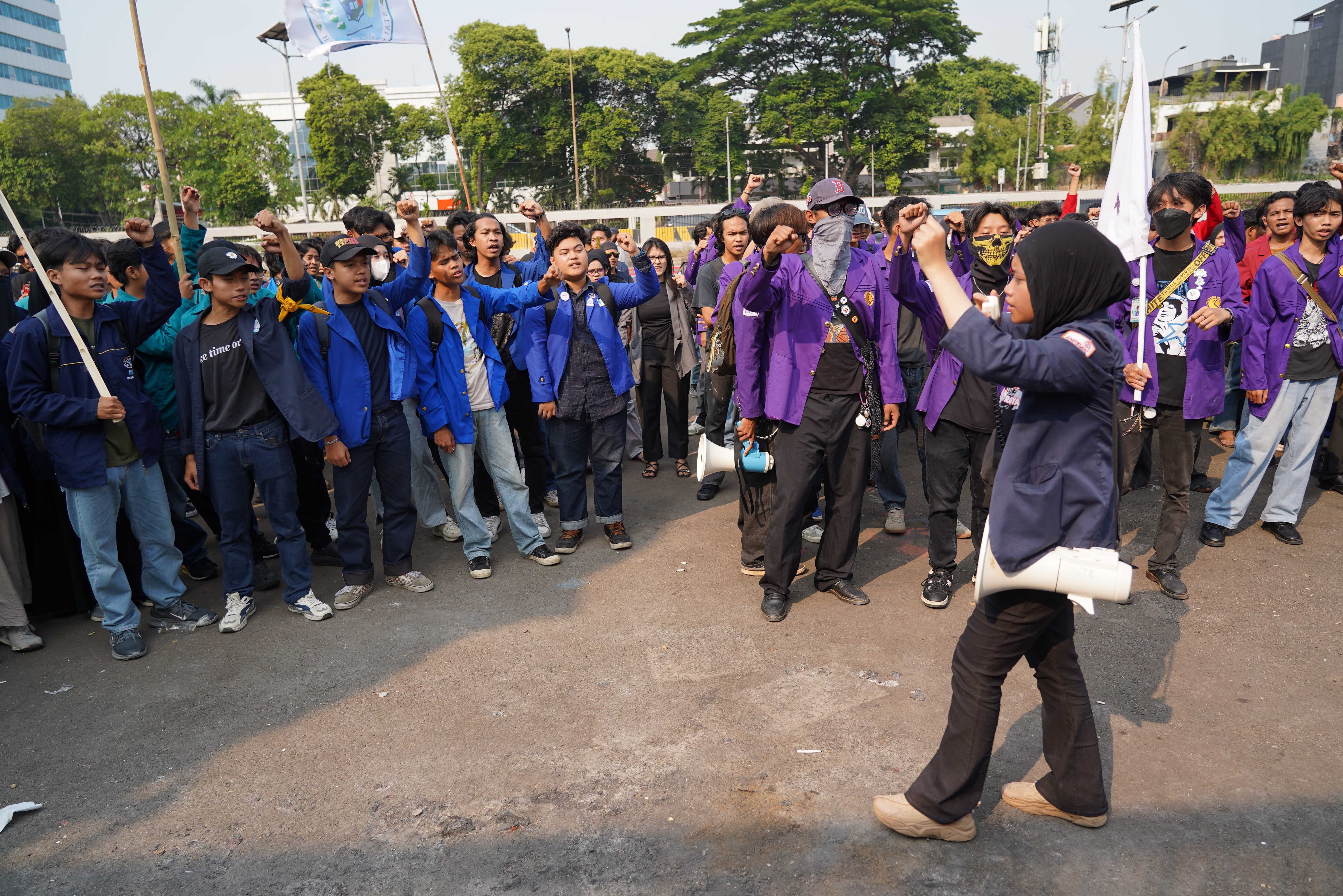 Mahasiswa yang tergabung dalam BEM SI berdemonstrasi di depan Gedung DPR, Jakarta, Senin (5/10/2026). Dalam aksi tersebut mereka menyampaikan tuntutan kepada pemerintah mulai dari revisi UU Sisdiknas secara partisipatif, realisasikan pendidikan gratis dan sejahterakan guru serta tenaga pendidikan.