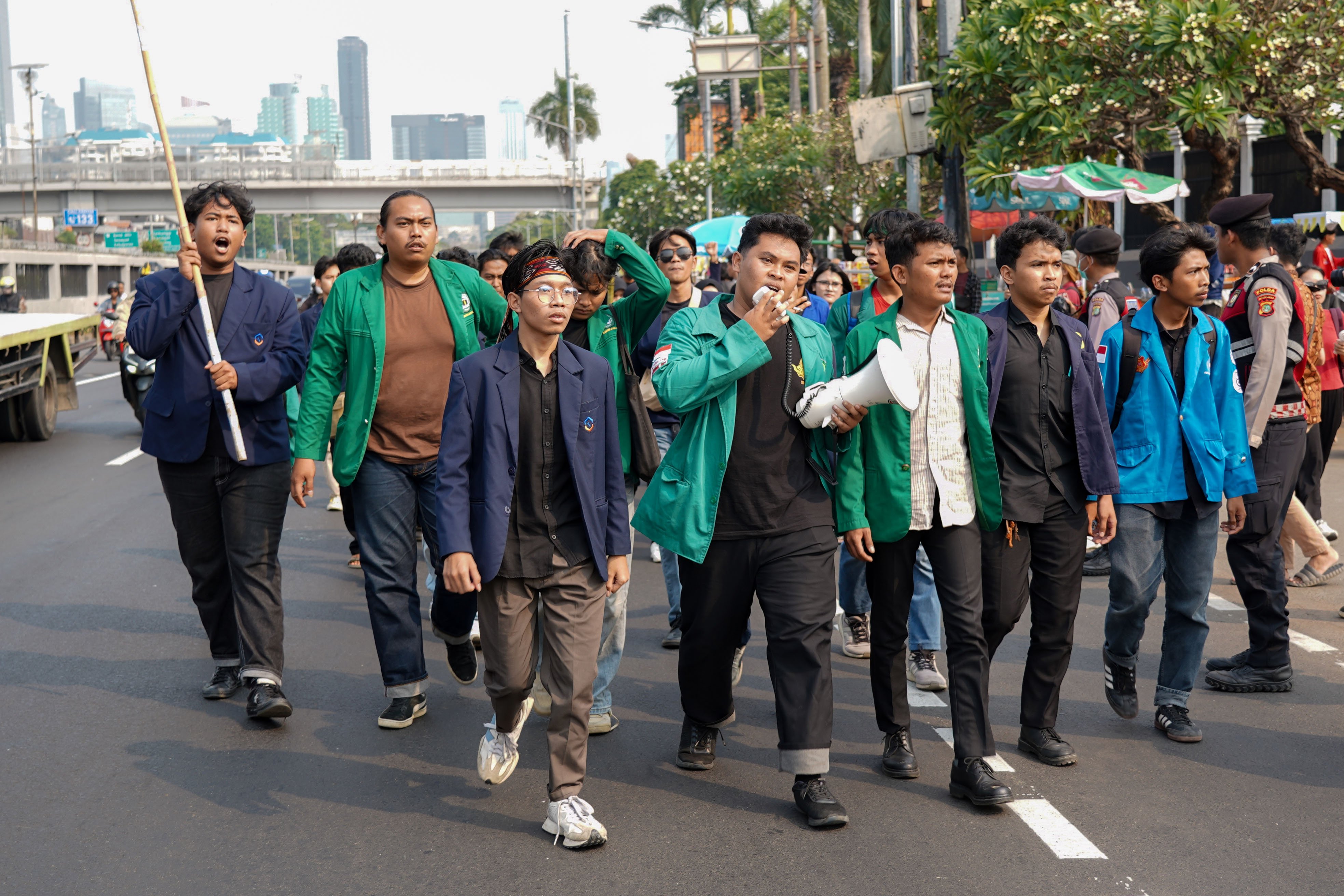 Mahasiswa yang tergabung dalam BEM SI berdemonstrasi di depan Gedung DPR, Jakarta, Senin (5/10/2026). Dalam aksi tersebut mereka menyampaikan tuntutan kepada pemerintah mulai dari revisi UU Sisdiknas secara partisipatif, realisasikan pendidikan gratis dan sejahterakan guru serta tenaga pendidikan.